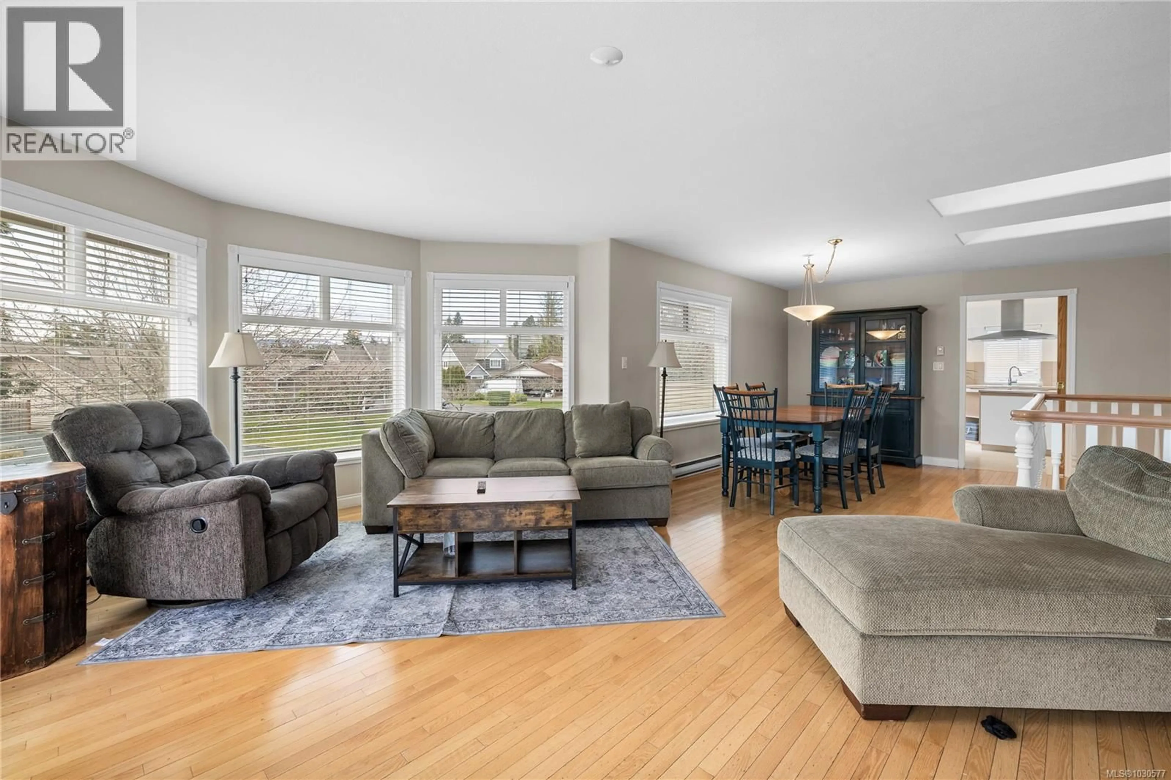 Living room with furniture, unknown for 615 CHINOOK AVENUE, Parksville British Columbia V9P1A5