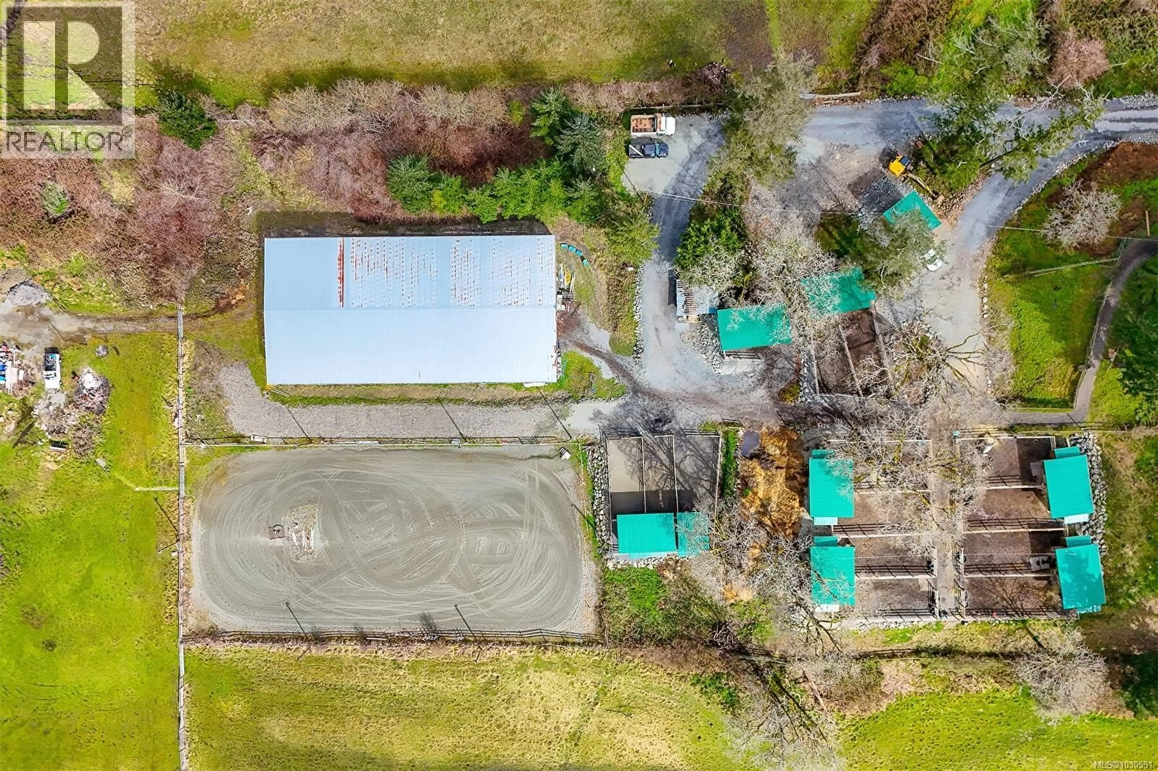A pic from outside/outdoor area/front of a property/back of a property/a pic from drone, building for 4040 HOLLAND AVENUE, Saanich British Columbia V8Z5K1