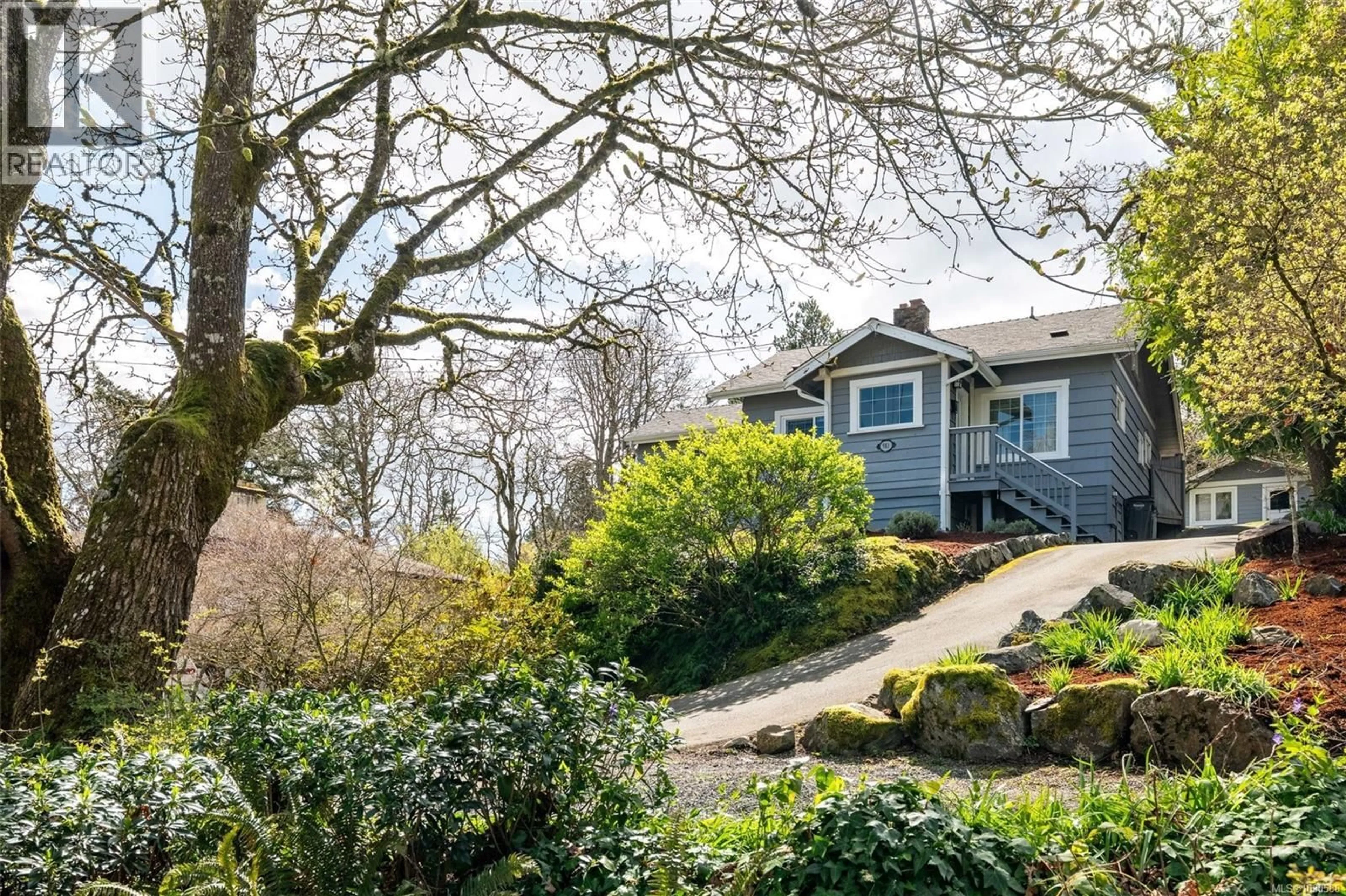 A pic from outside/outdoor area/front of a property/back of a property/a pic from drone, street for 981 VIOLET AVENUE, Saanich British Columbia V8Z2R7