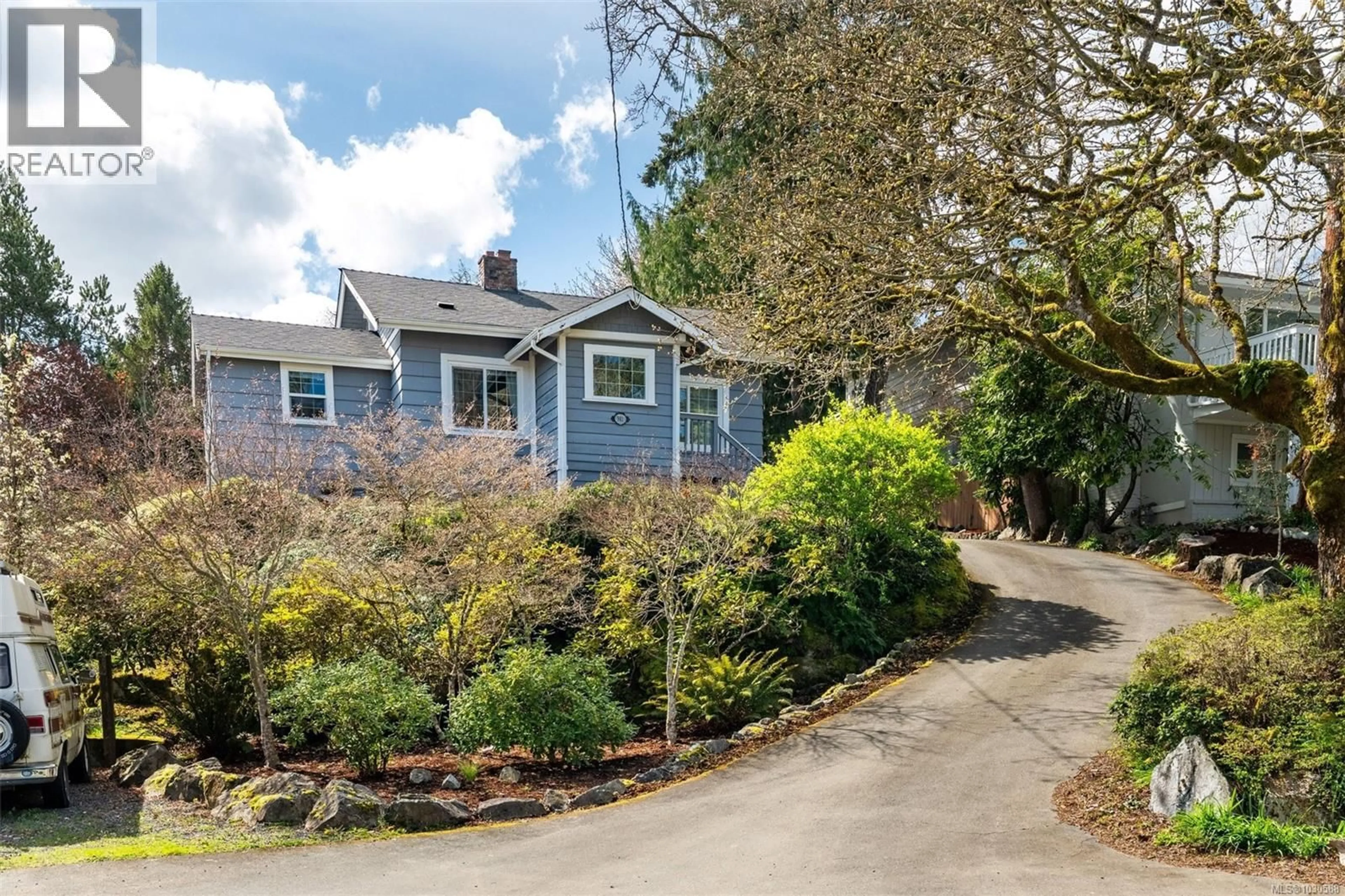 A pic from outside/outdoor area/front of a property/back of a property/a pic from drone, street for 981 VIOLET AVENUE, Saanich British Columbia V8Z2R7