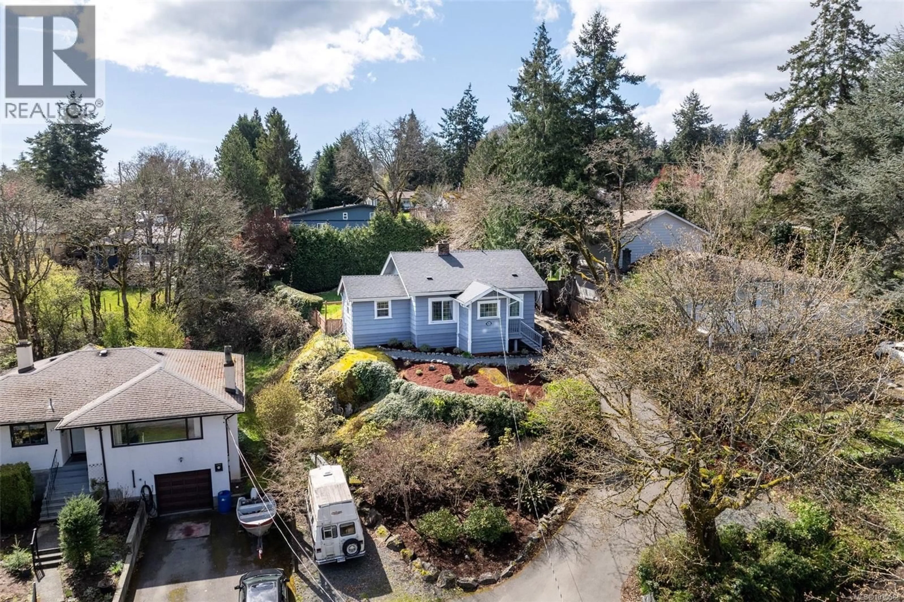 A pic from outside/outdoor area/front of a property/back of a property/a pic from drone, street for 981 VIOLET AVENUE, Saanich British Columbia V8Z2R7