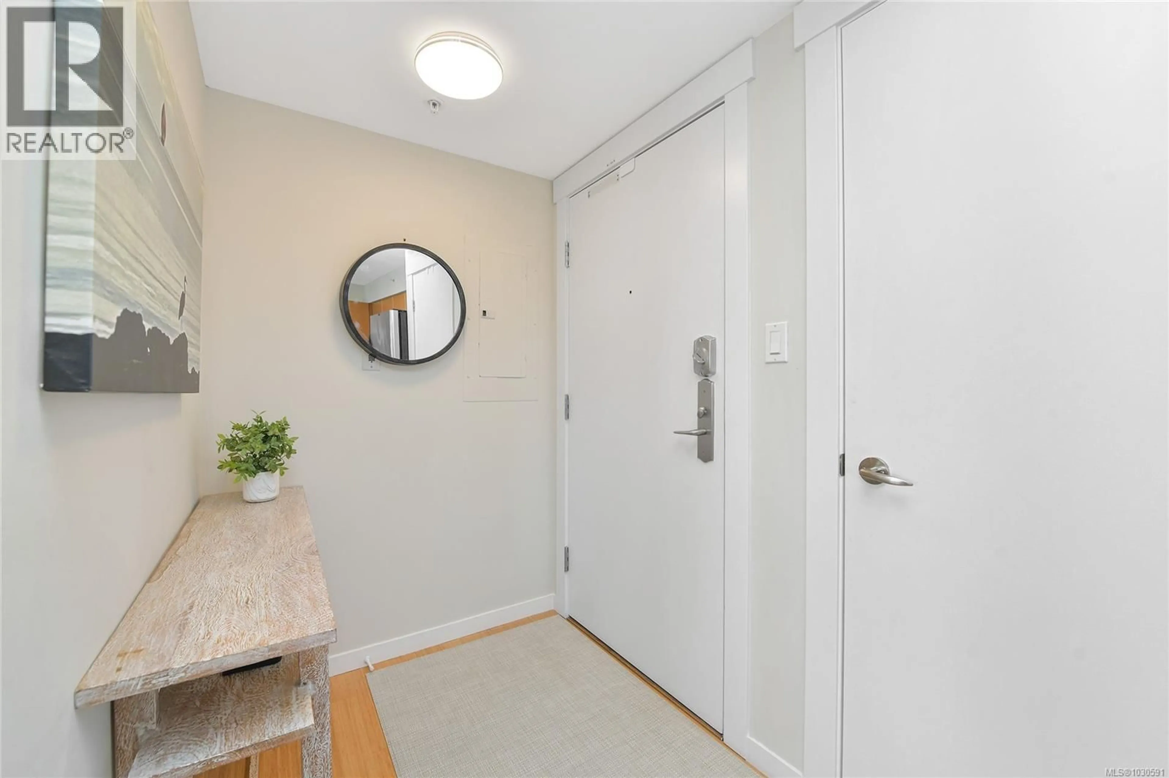 Indoor entryway for 1903 - 751 FAIRFIELD ROAD, Victoria British Columbia V8W4A4