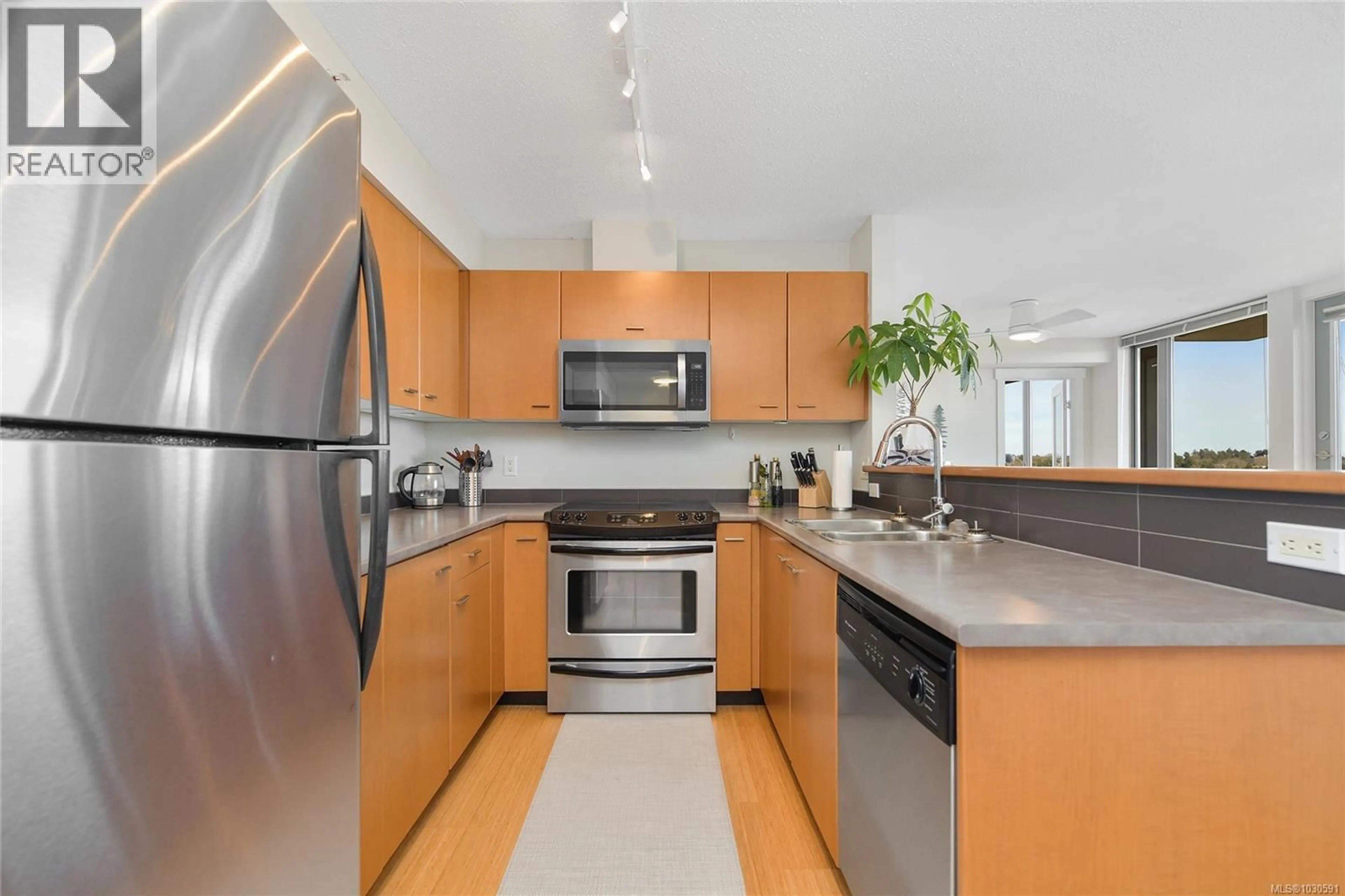 Standard kitchen, unknown for 1903 - 751 FAIRFIELD ROAD, Victoria British Columbia V8W4A4