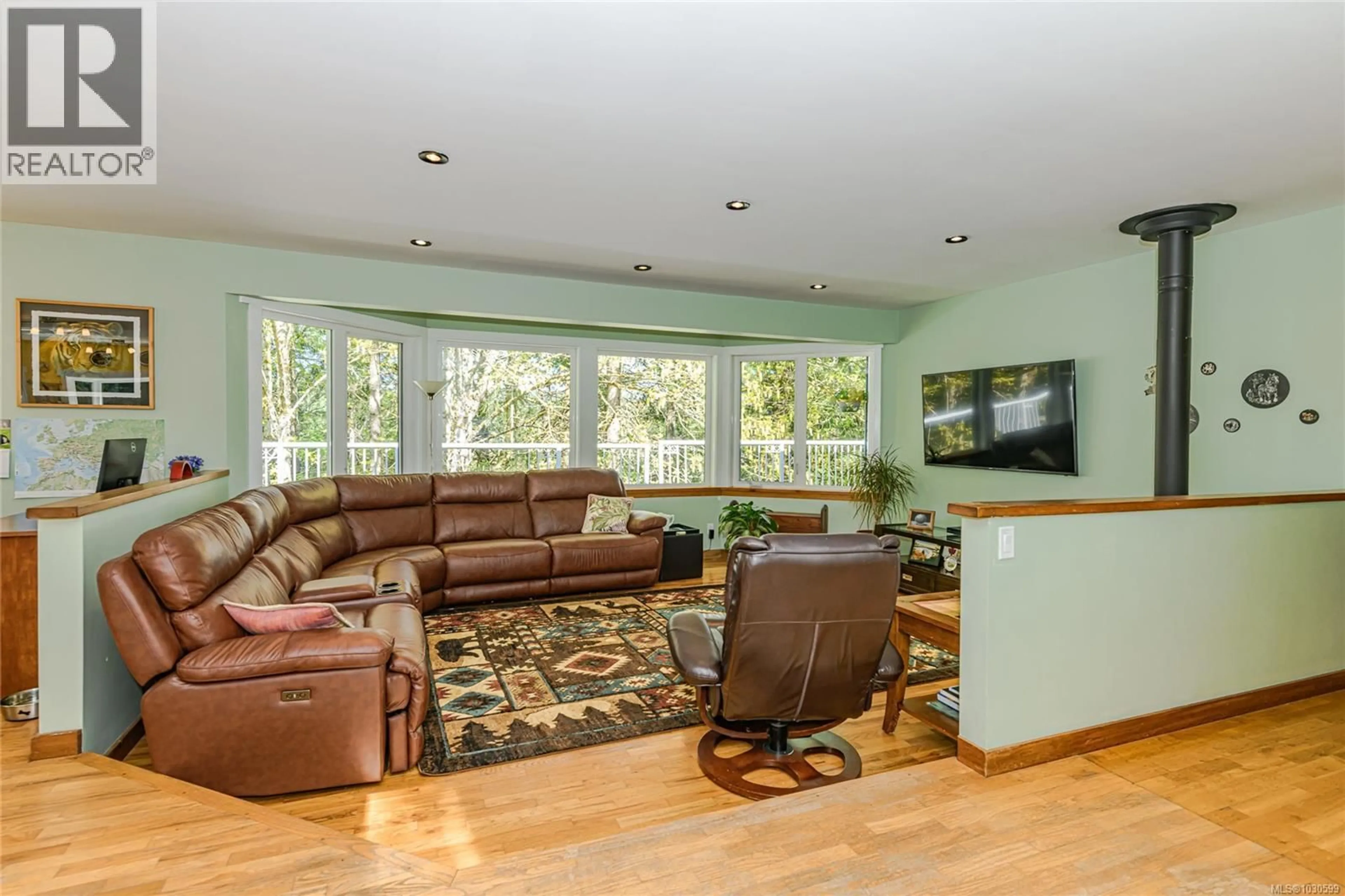 Living room with furniture, unknown for 170 WOODLAND DRIVE, Salt Spring British Columbia V8K1K2