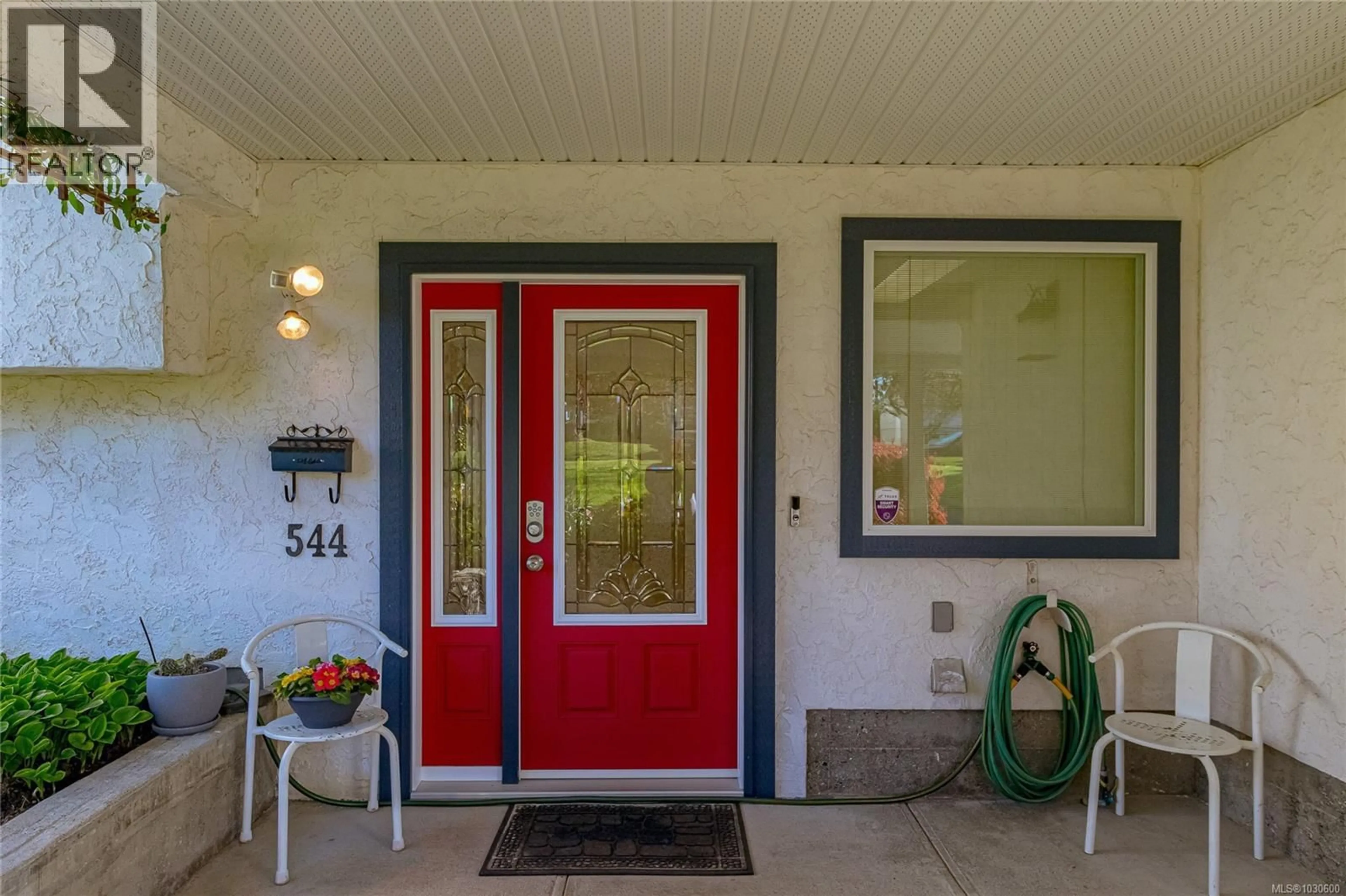 Indoor entryway for 544 RIEL PLACE WEST, Saanich British Columbia V8Z2J1