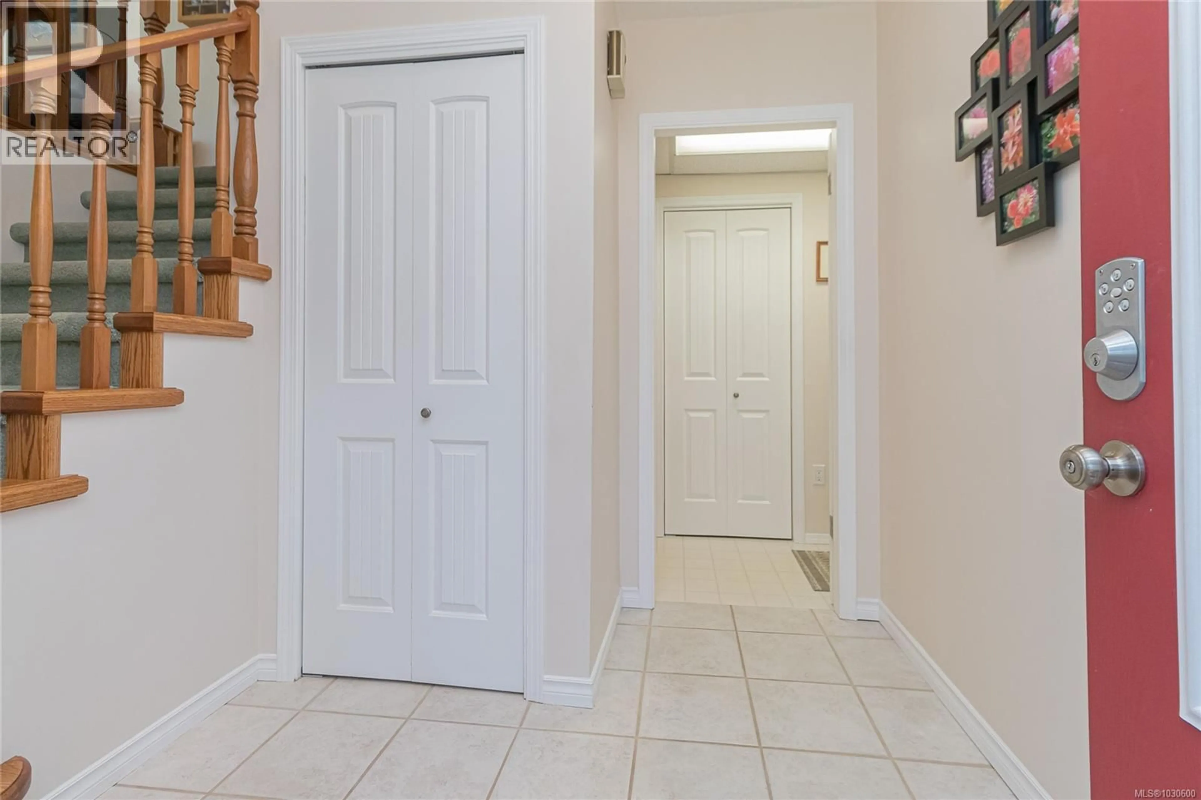 Indoor entryway for 544 RIEL PLACE WEST, Saanich British Columbia V8Z2J1