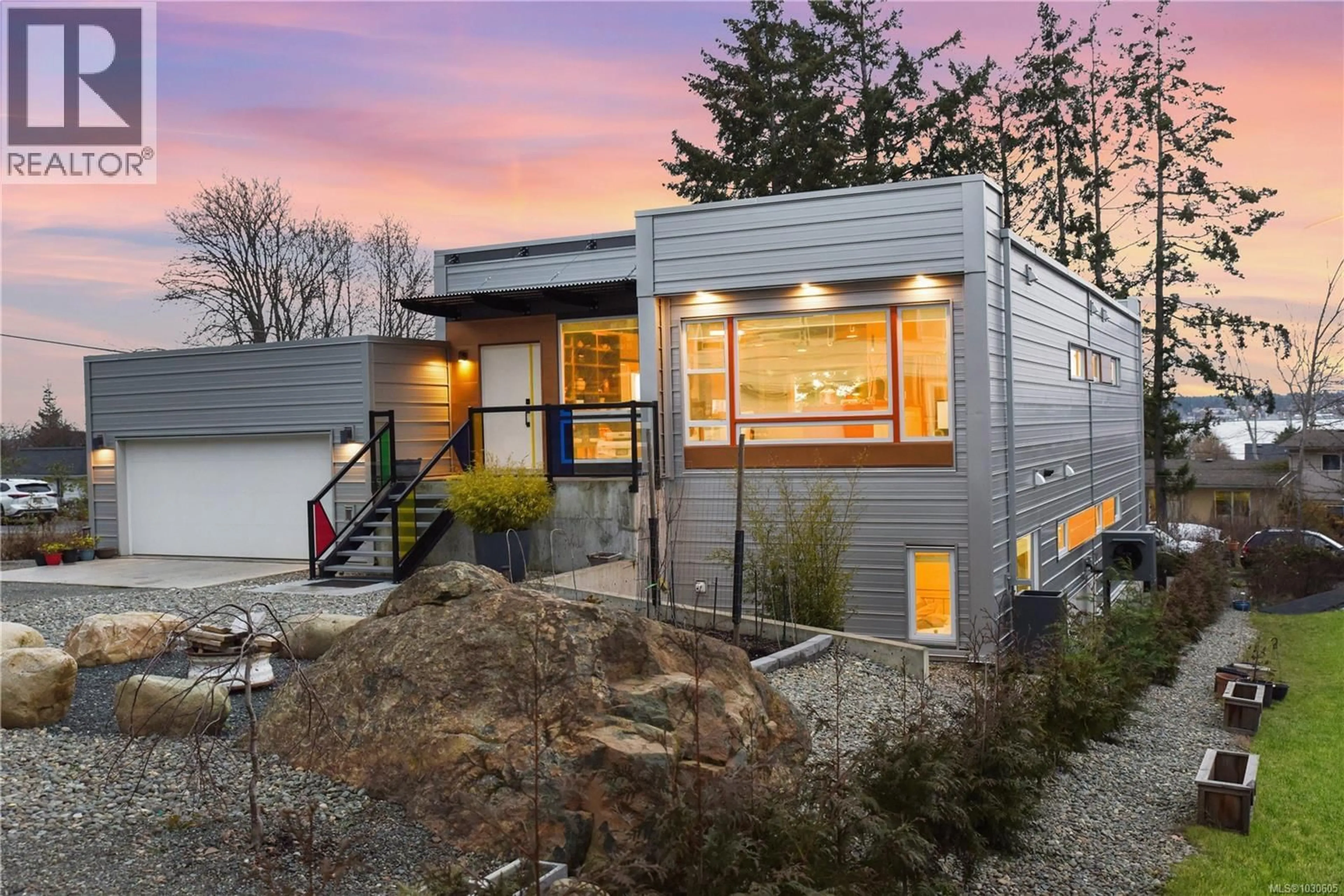 Home with vinyl exterior material, street for 3855-3857 WARREN AVENUE, Royston British Columbia V0R2V0