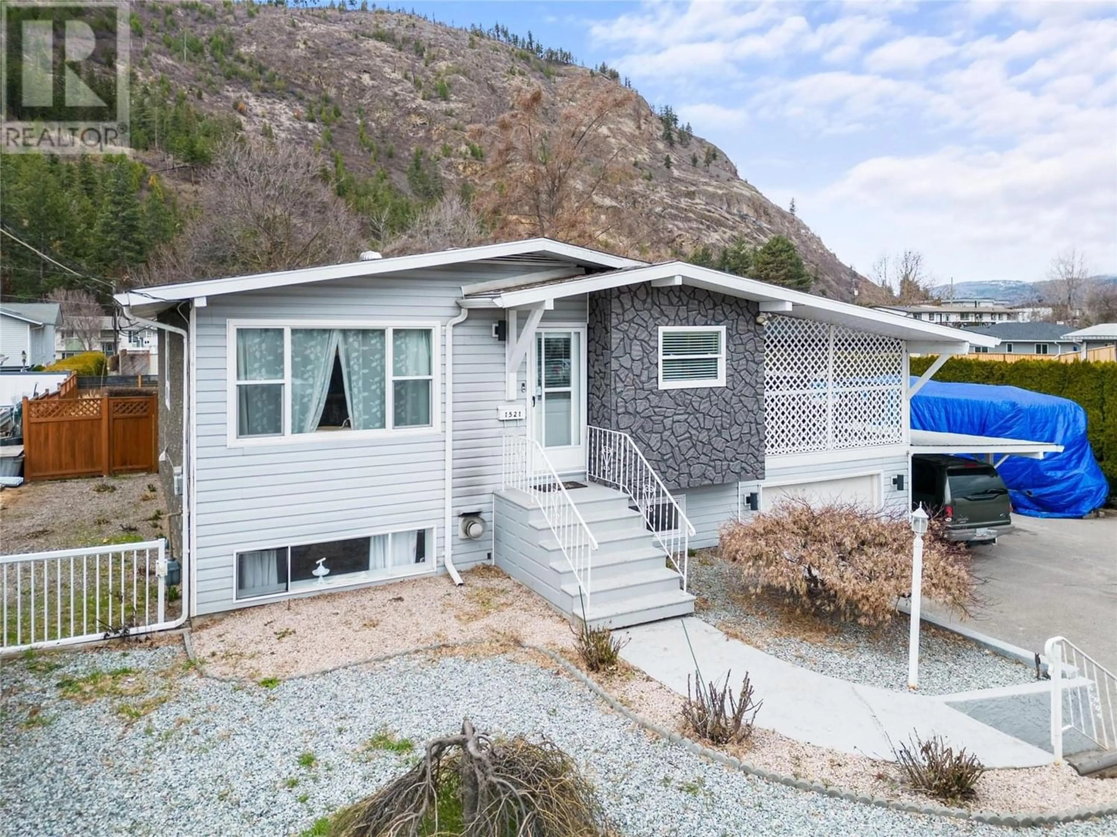 Home with vinyl exterior material for 1521 Ross Road, West Kelowna British Columbia V1Z1L5