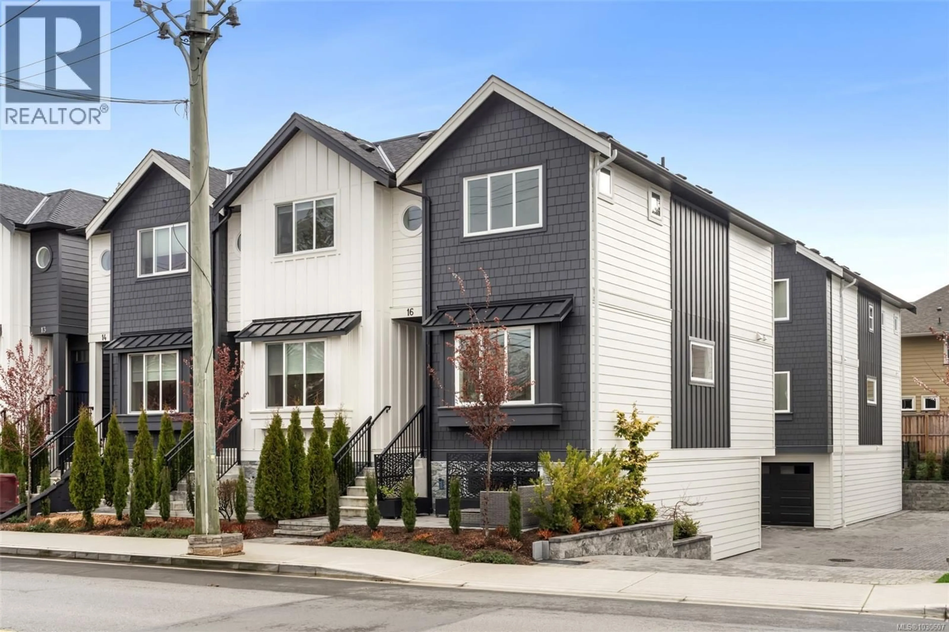 Home with vinyl exterior material, street for 16 - 10145 FIFTH STREET, Sidney British Columbia V8L0E4