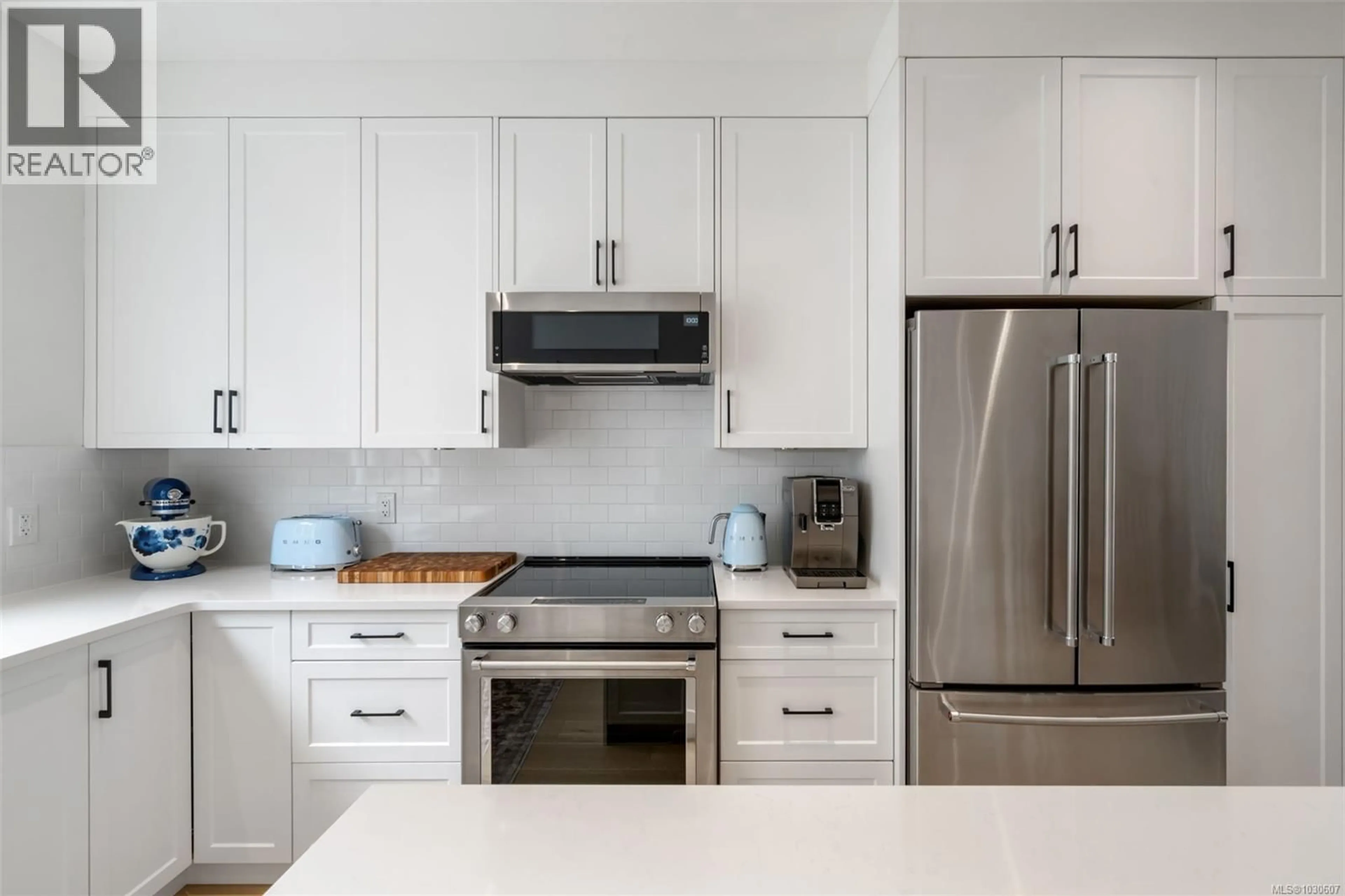 Contemporary kitchen, ceramic/tile floor for 16 - 10145 FIFTH STREET, Sidney British Columbia V8L0E4