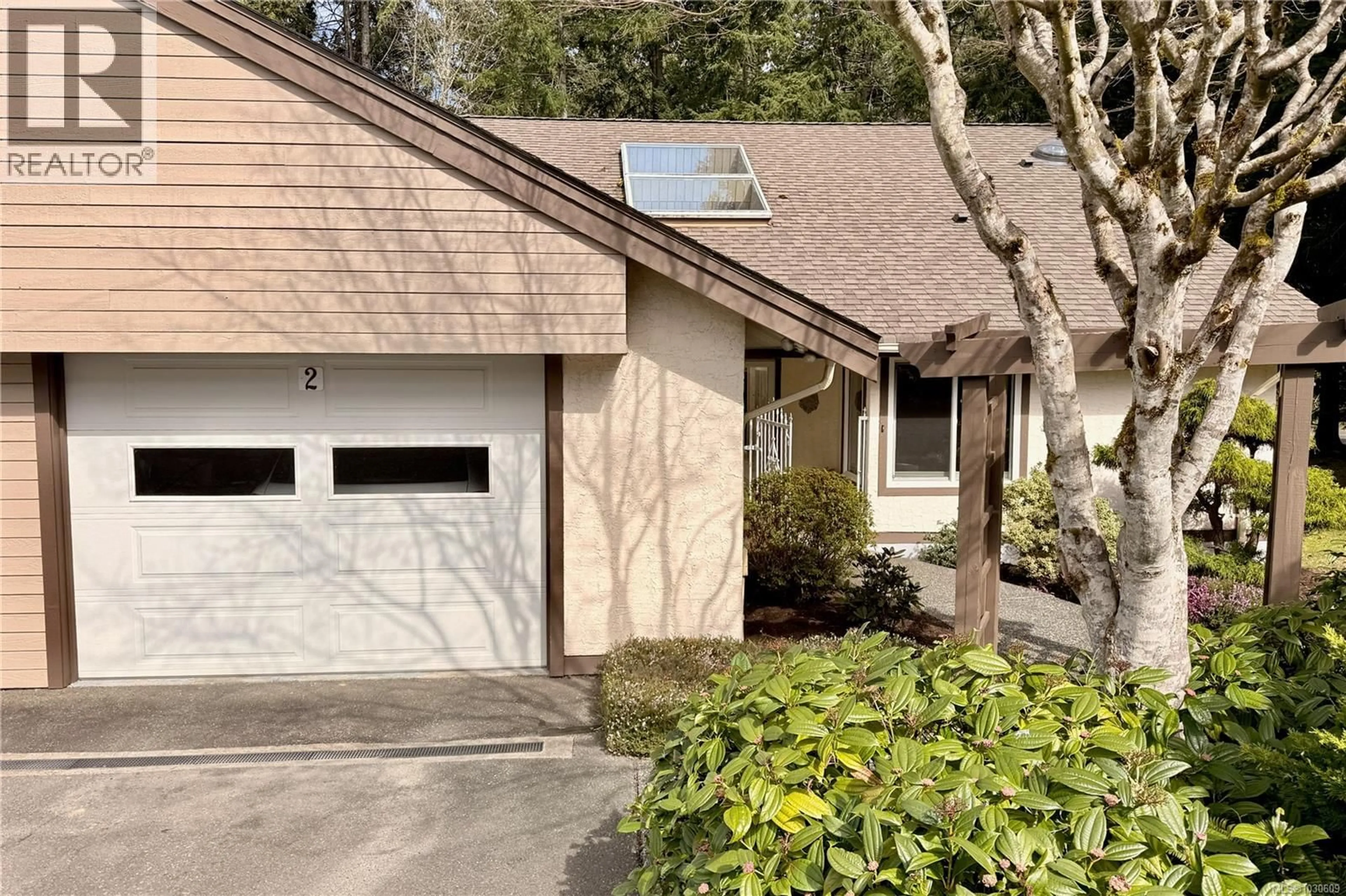 Home with vinyl exterior material, street for 2 - 885 BERWICK ROAD SOUTH, Qualicum Beach British Columbia V9K1N7