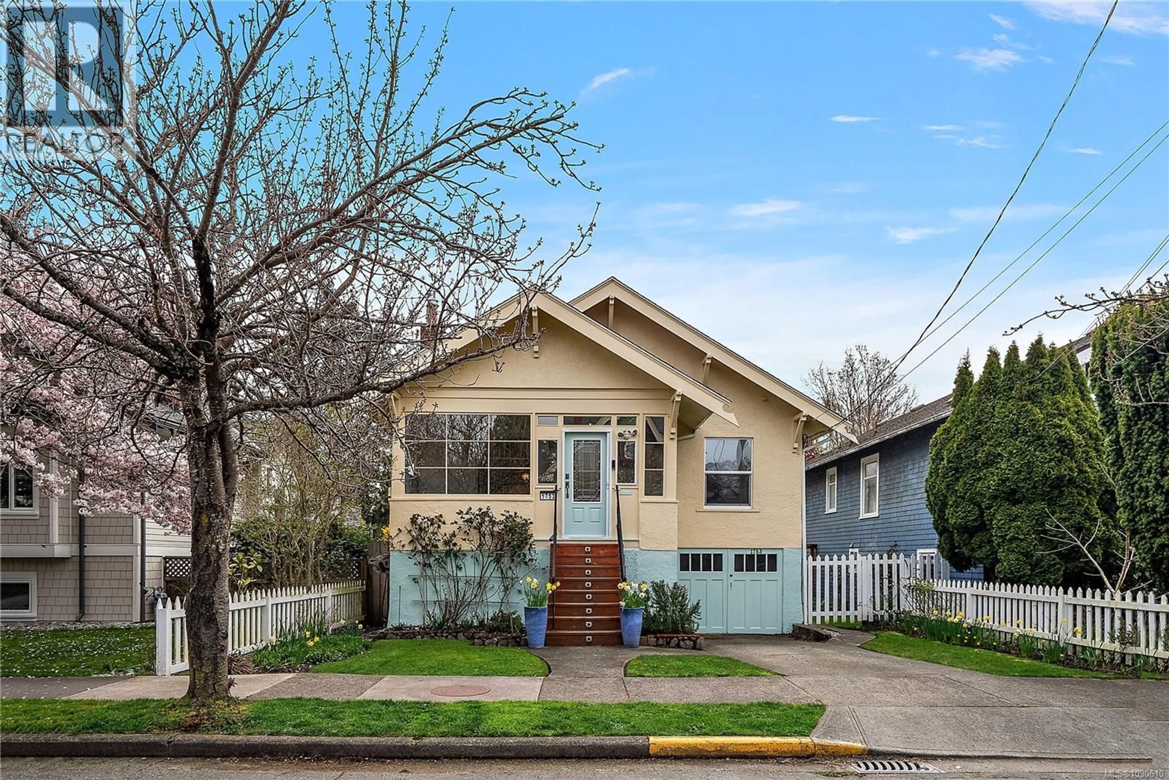 Home with vinyl exterior material, street for 1753 DAVIE STREET, Victoria British Columbia V8R4W5