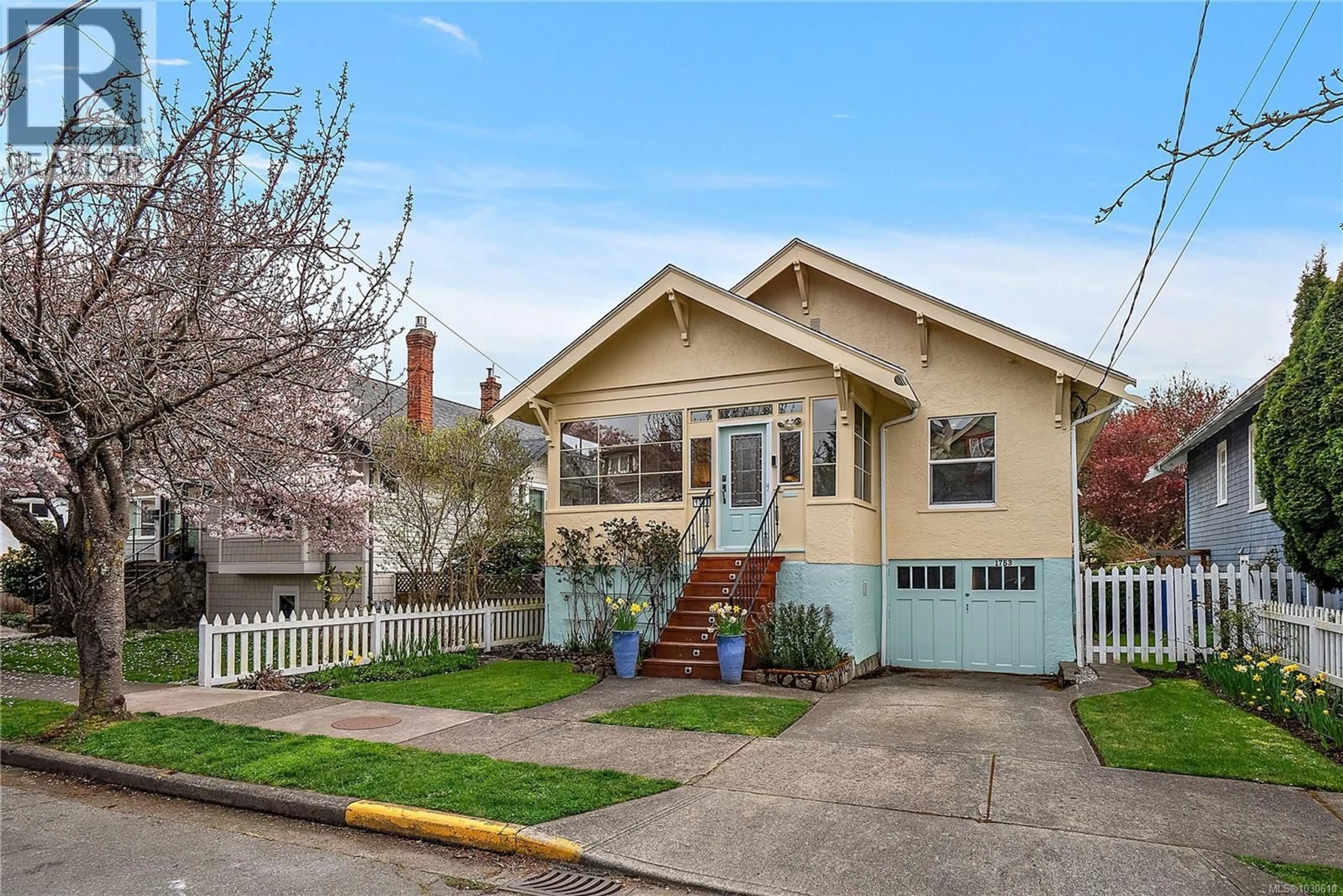 Home with vinyl exterior material, street for 1753 DAVIE STREET, Victoria British Columbia V8R4W5