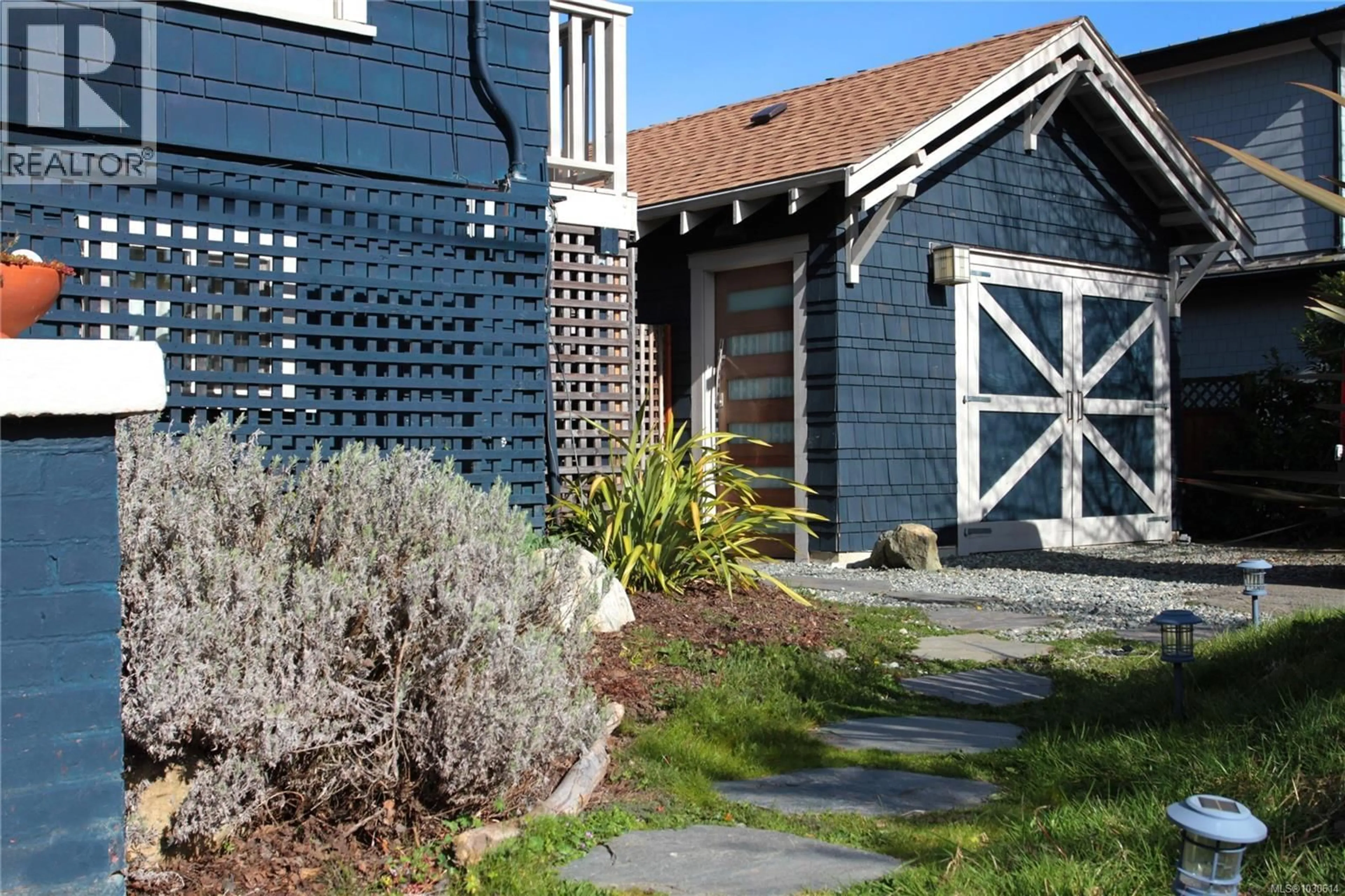 Patio, street for 2064 QUIMPER STREET, Oak Bay British Columbia V8S2H6