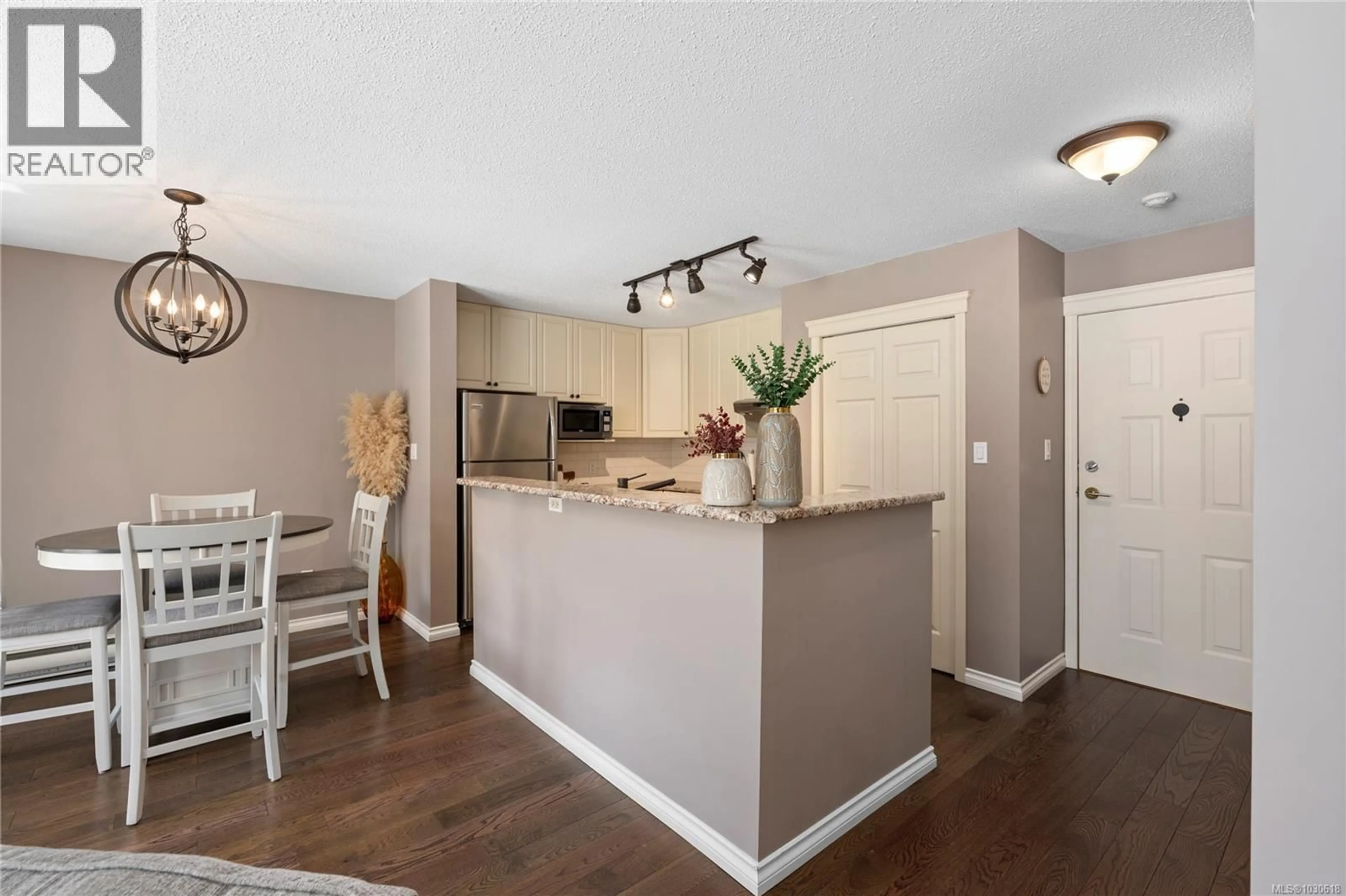 Open concept kitchen, wood/laminate floor for 101 - 302 VILLAGE WAY, Qualicum Beach British Columbia V9K2H8