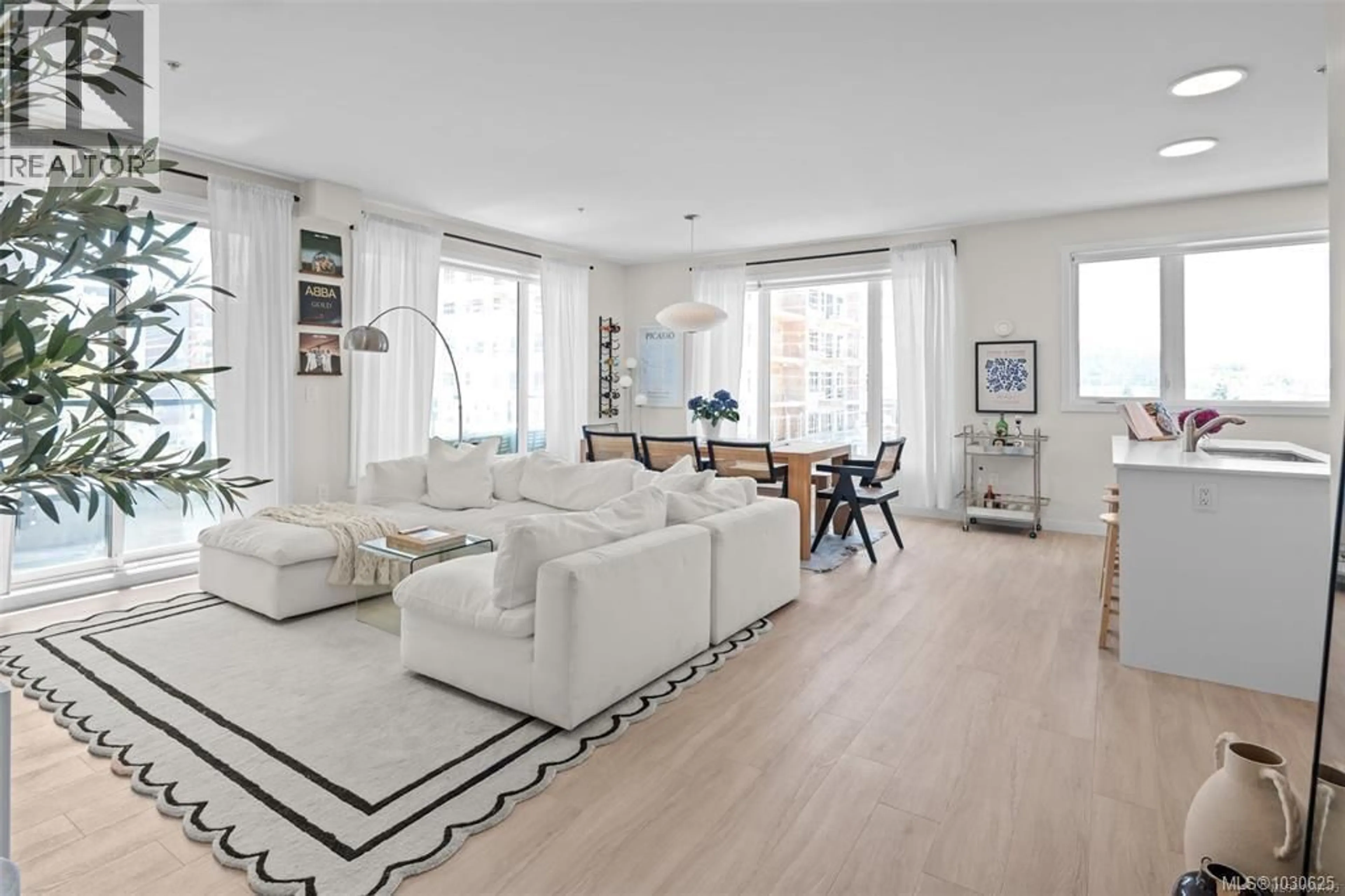 Living room with furniture, unknown for 301 - 842 ORONO AVENUE, Langford British Columbia V9B2T8