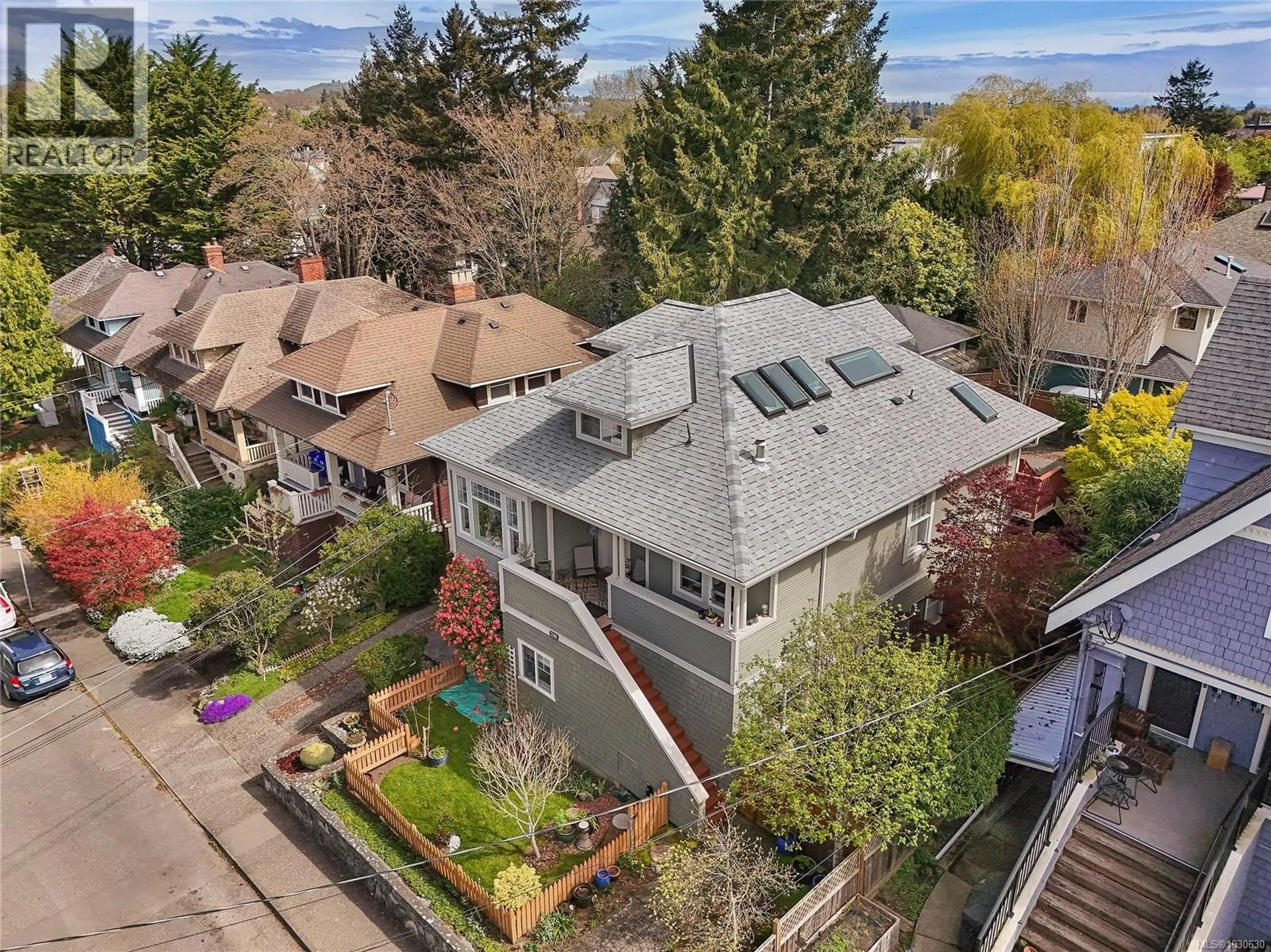 A pic from outside/outdoor area/front of a property/back of a property/a pic from drone, city buildings view from balcony for 4 - 2109 CHAMBERS STREET, Victoria British Columbia V8T3L1
