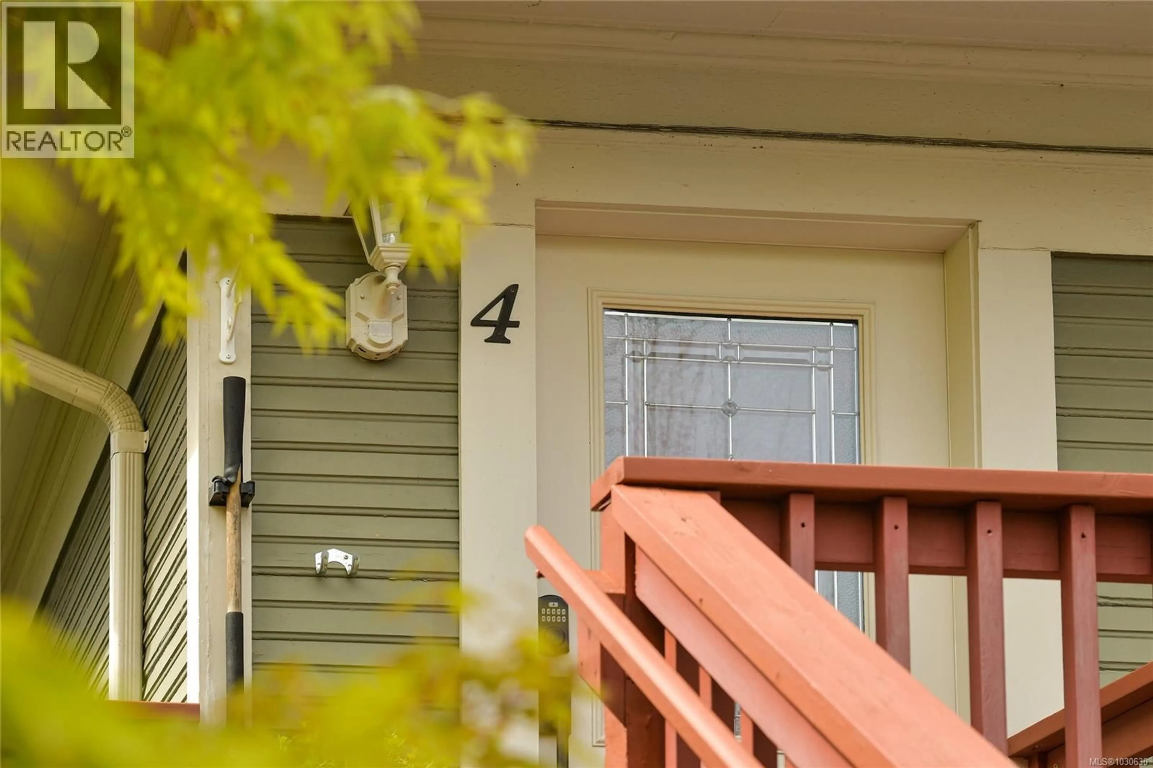 Home with vinyl exterior material, street for 4 - 2109 CHAMBERS STREET, Victoria British Columbia V8T3L1