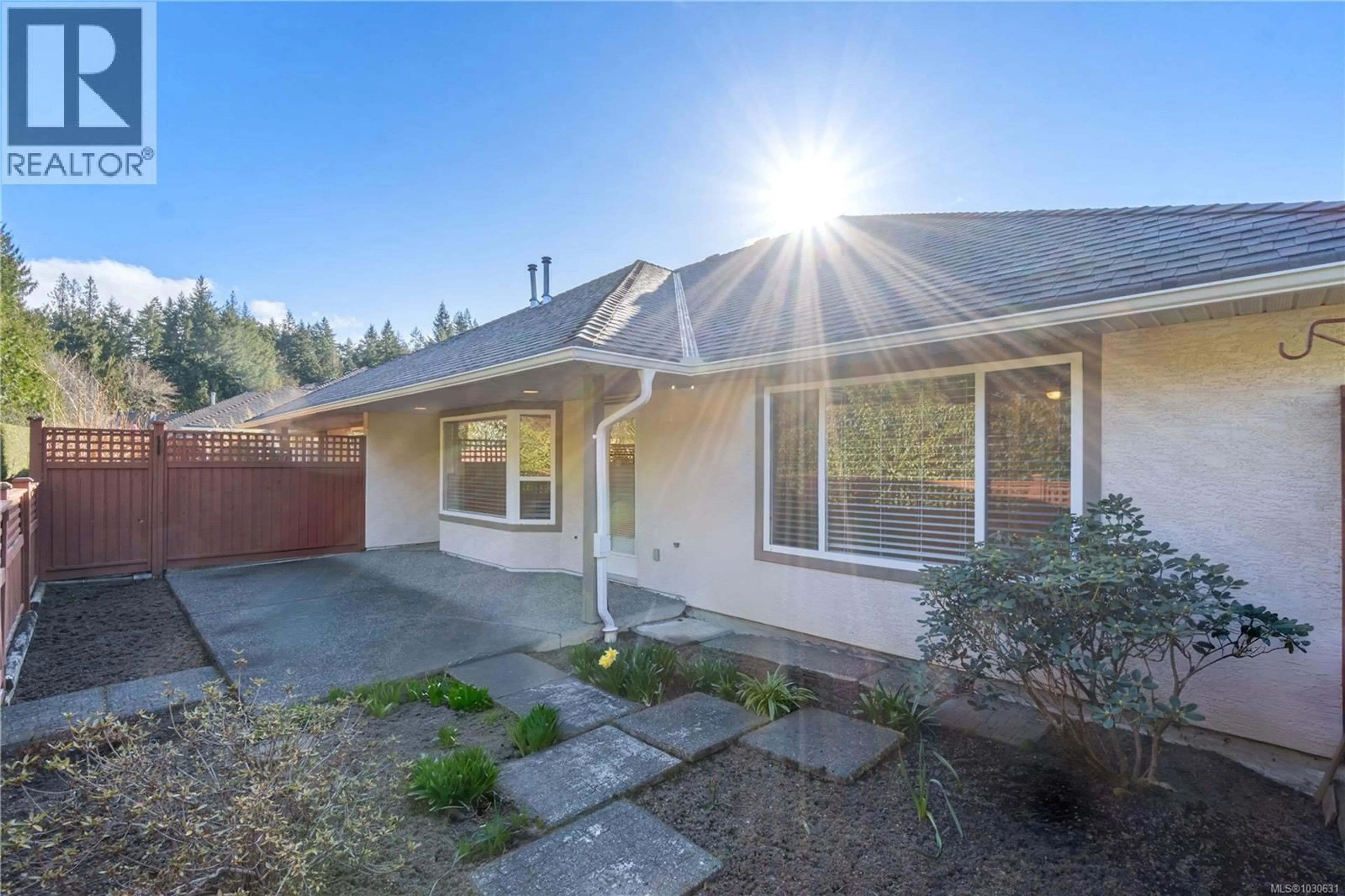 Home with vinyl exterior material, street for 1 - 850 ARBUTUS STREET, Qualicum Beach British Columbia V9K2M7