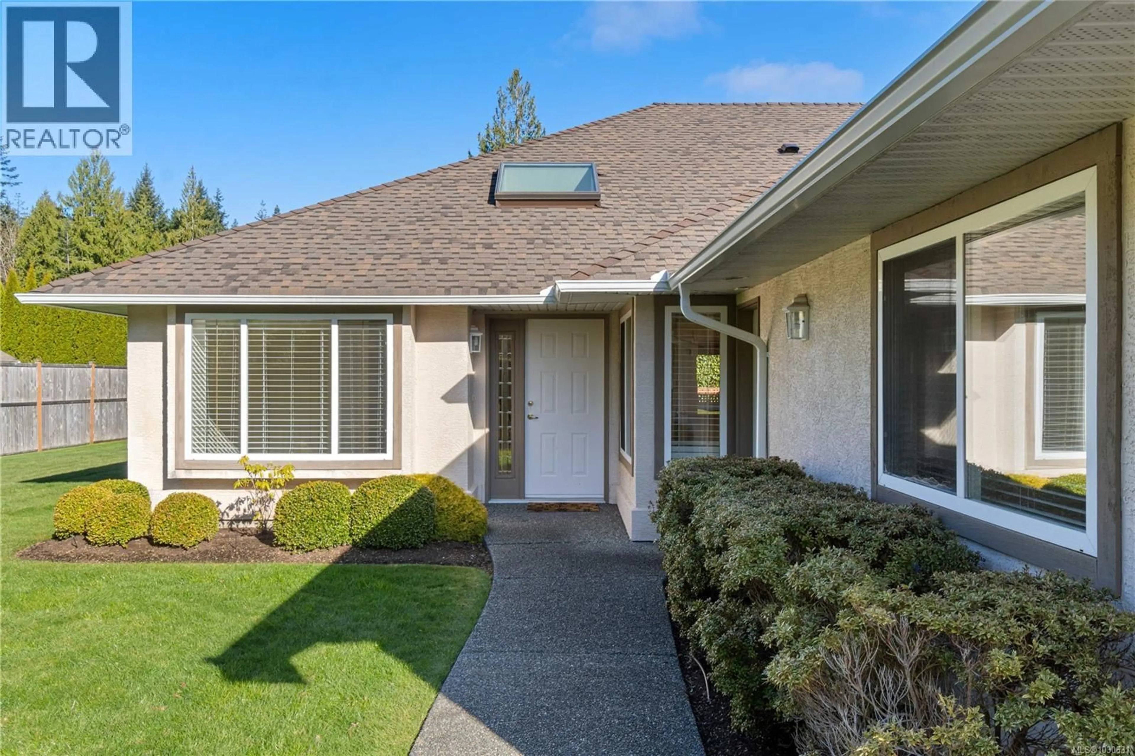 Home with vinyl exterior material, street for 1 - 850 ARBUTUS STREET, Qualicum Beach British Columbia V9K2M7