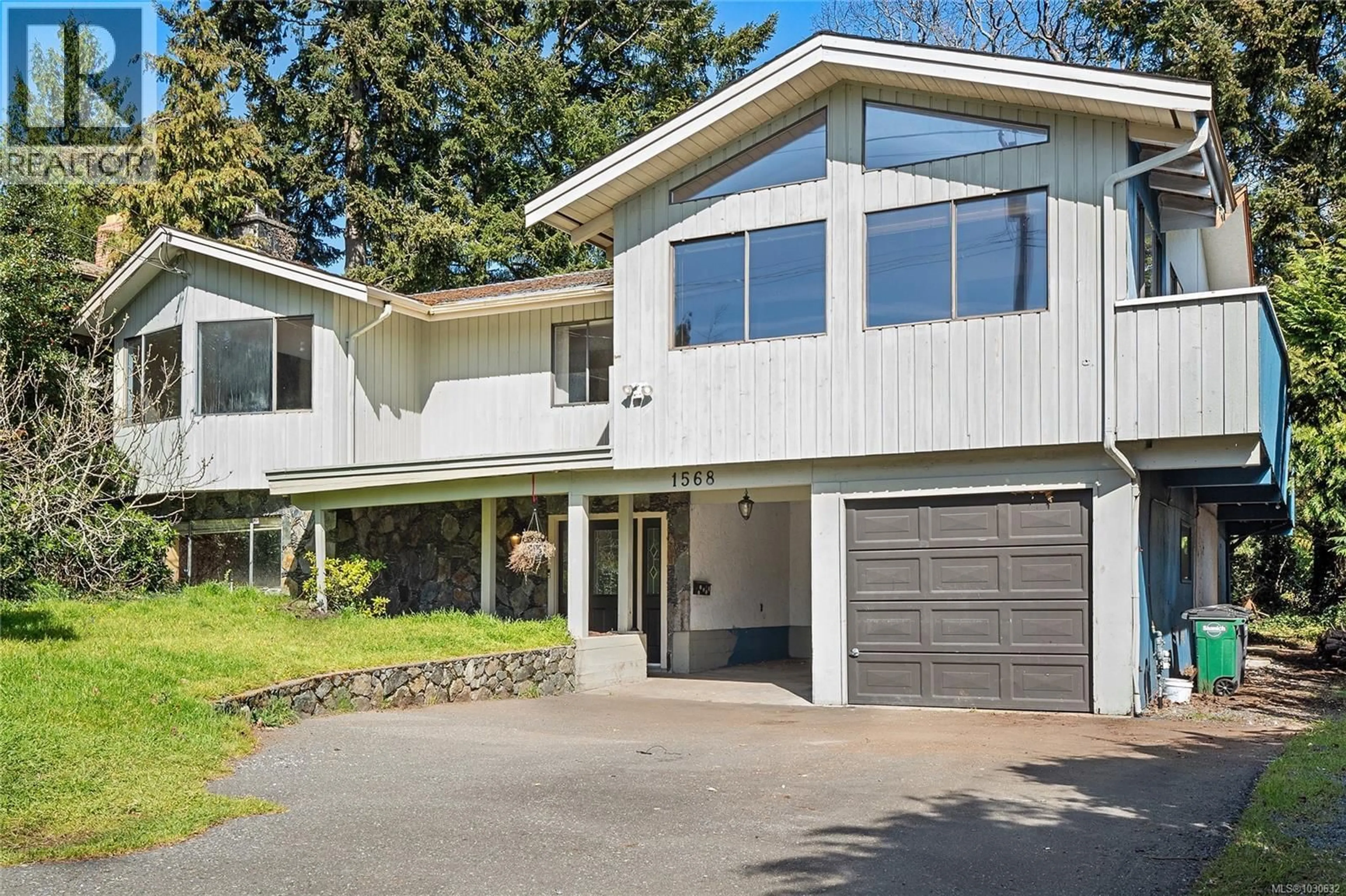 Home with vinyl exterior material, street for 1568 ARBORDALE AVENUE, Saanich British Columbia V8N2B7