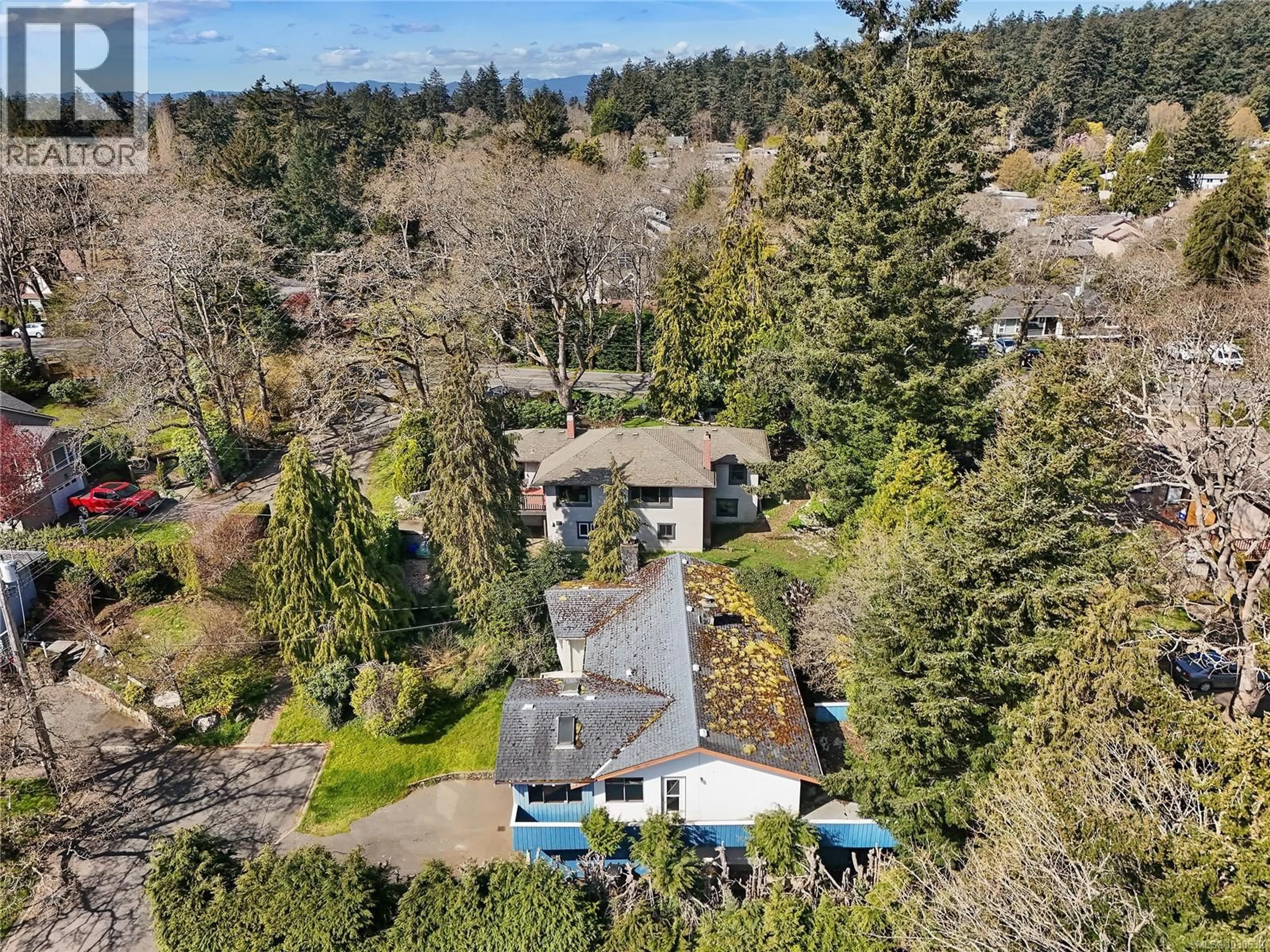 A pic from outside/outdoor area/front of a property/back of a property/a pic from drone, unknown for 1568 ARBORDALE AVENUE, Saanich British Columbia V8N2B7