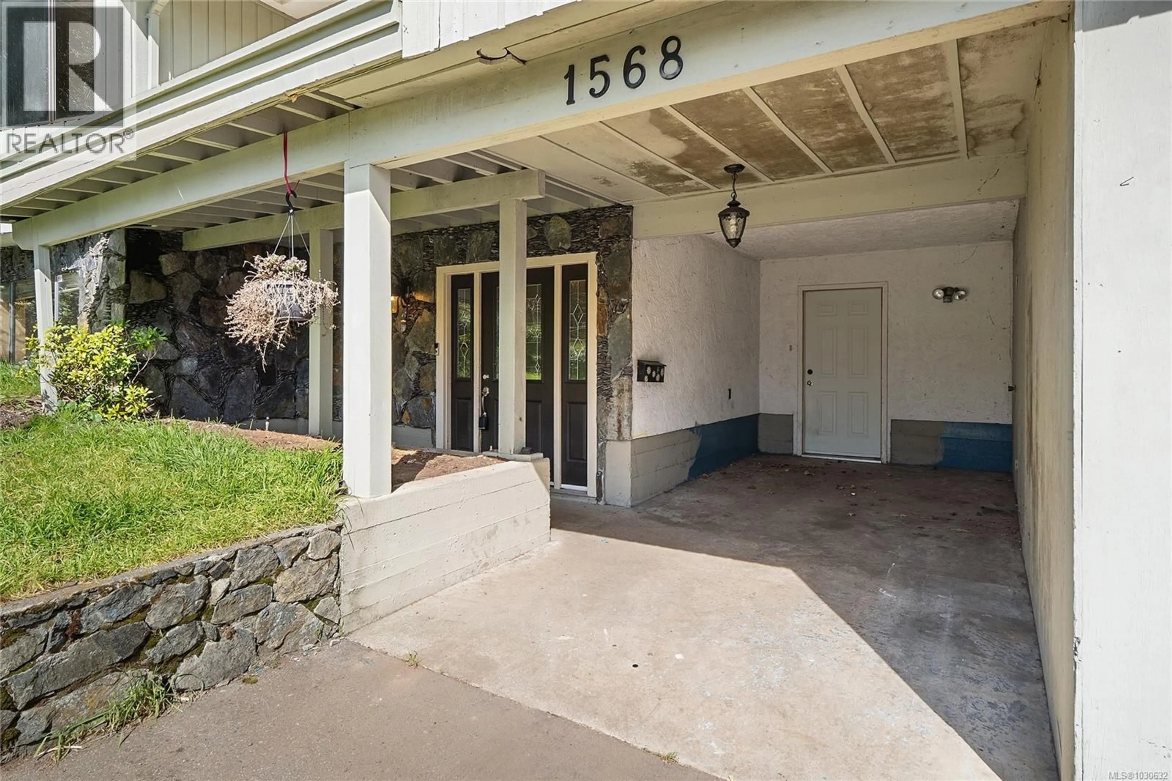 Indoor foyer for 1568 ARBORDALE AVENUE, Saanich British Columbia V8N2B7