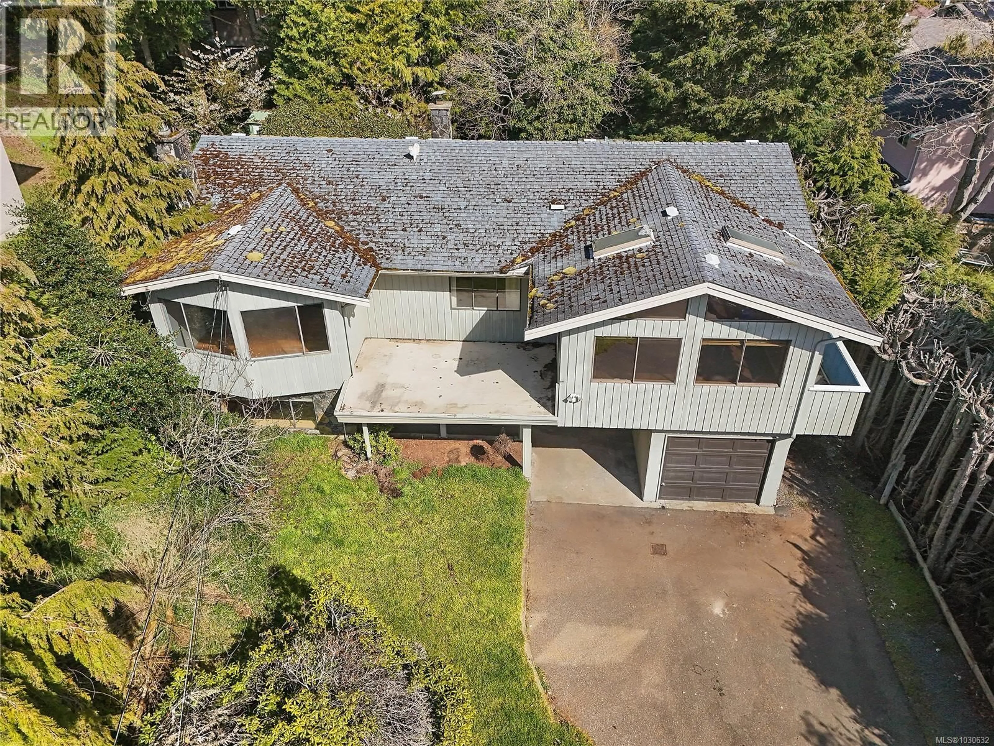 A pic from outside/outdoor area/front of a property/back of a property/a pic from drone, street for 1568 ARBORDALE AVENUE, Saanich British Columbia V8N2B7