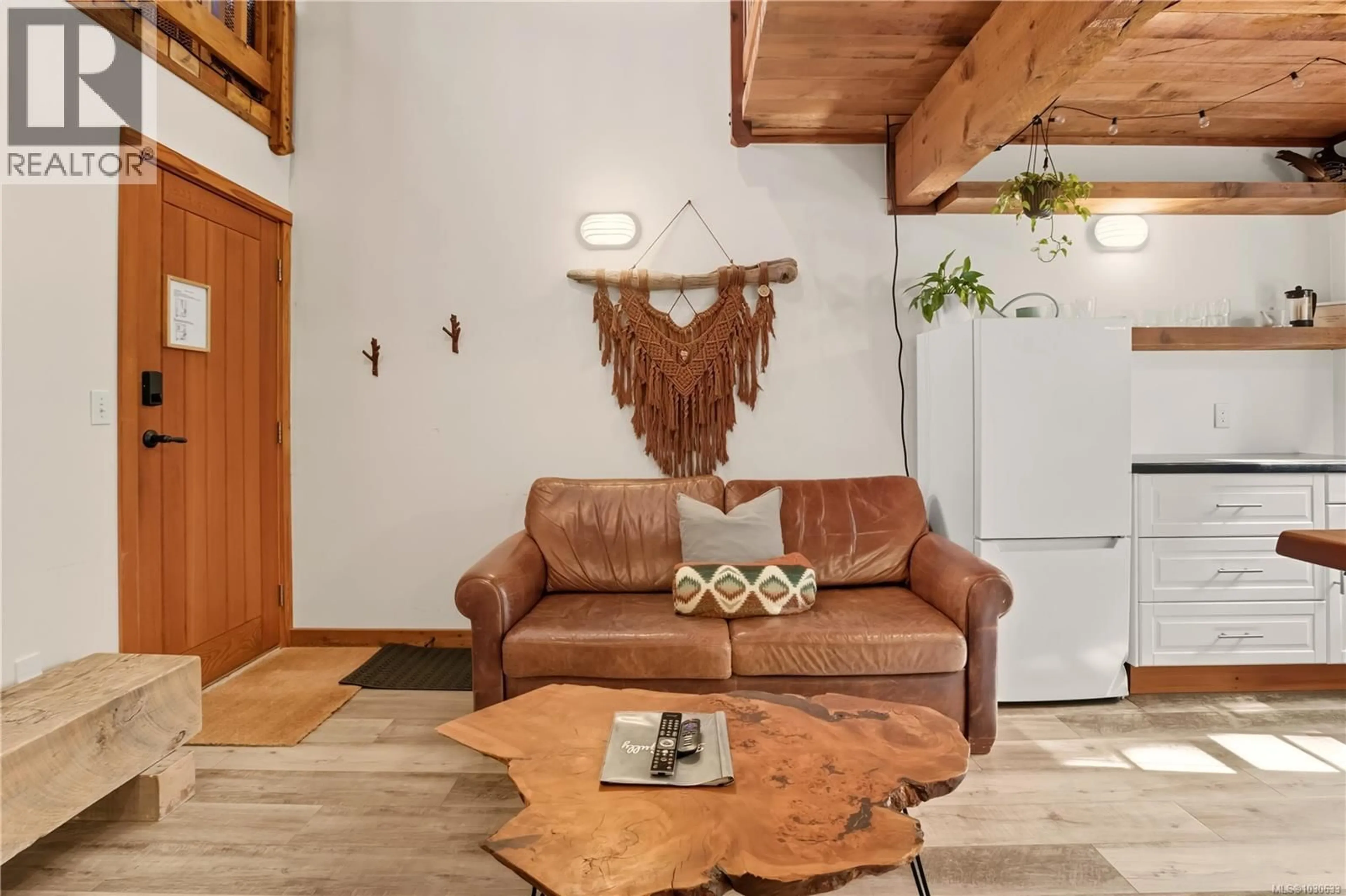 Living room with furniture, wood/laminate floor for 19 - 1002 PENINSULA ROAD, Ucluelet British Columbia V0R3A0