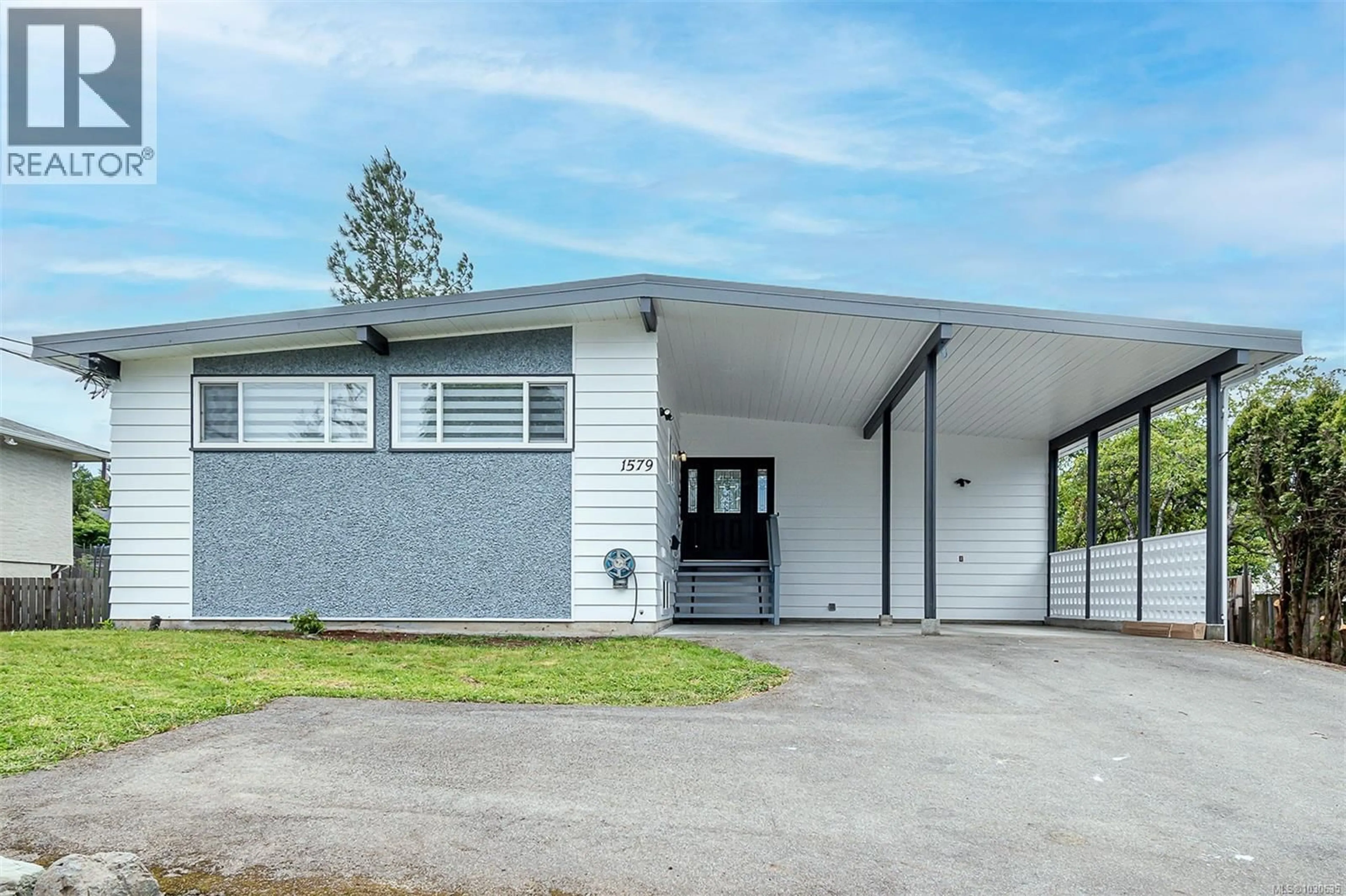 Home with vinyl exterior material, building for 1579 KENMORE ROAD, Saanich British Columbia V8N2E2