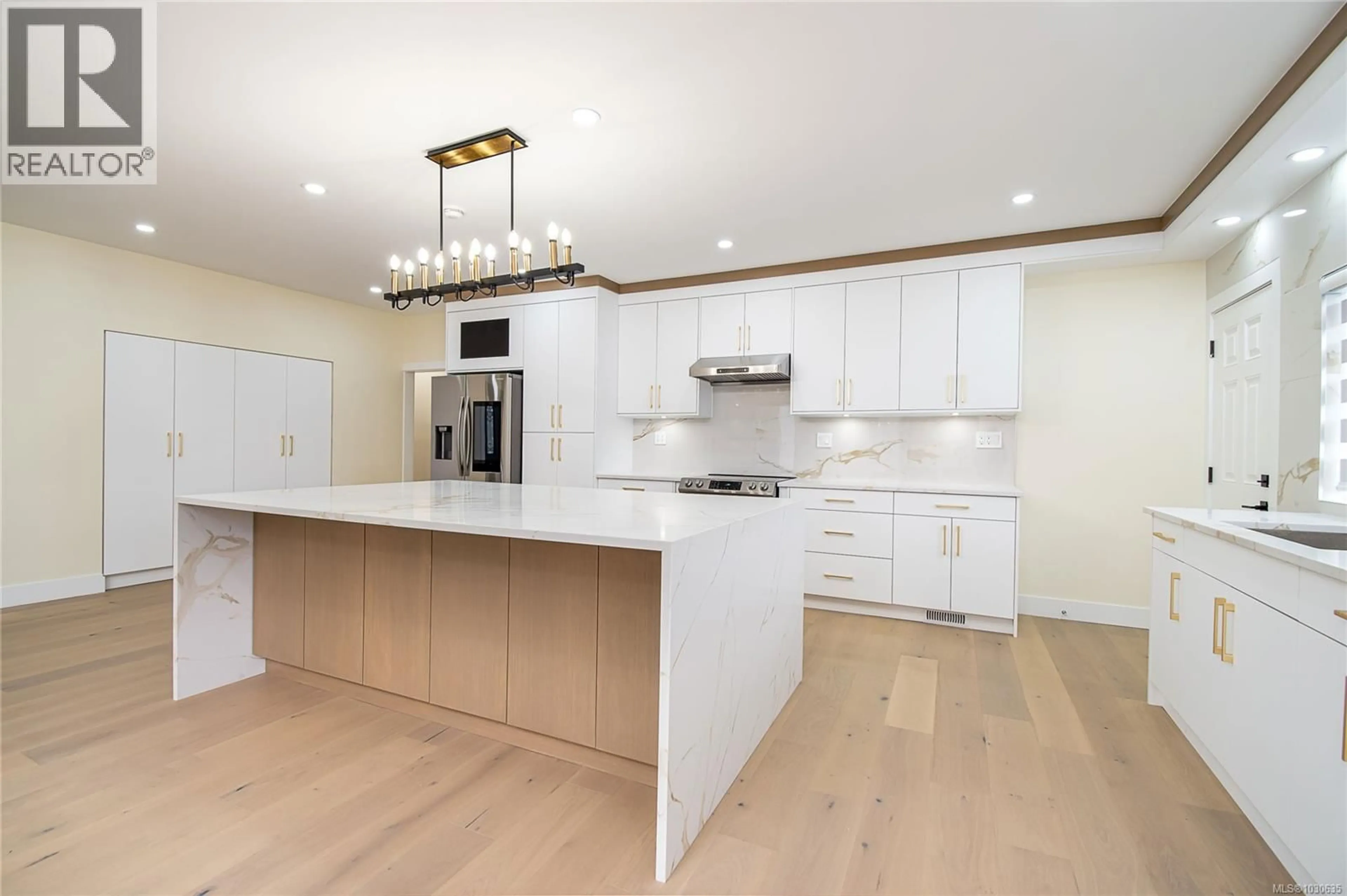 Open concept kitchen, wood/laminate floor for 1579 KENMORE ROAD, Saanich British Columbia V8N2E2