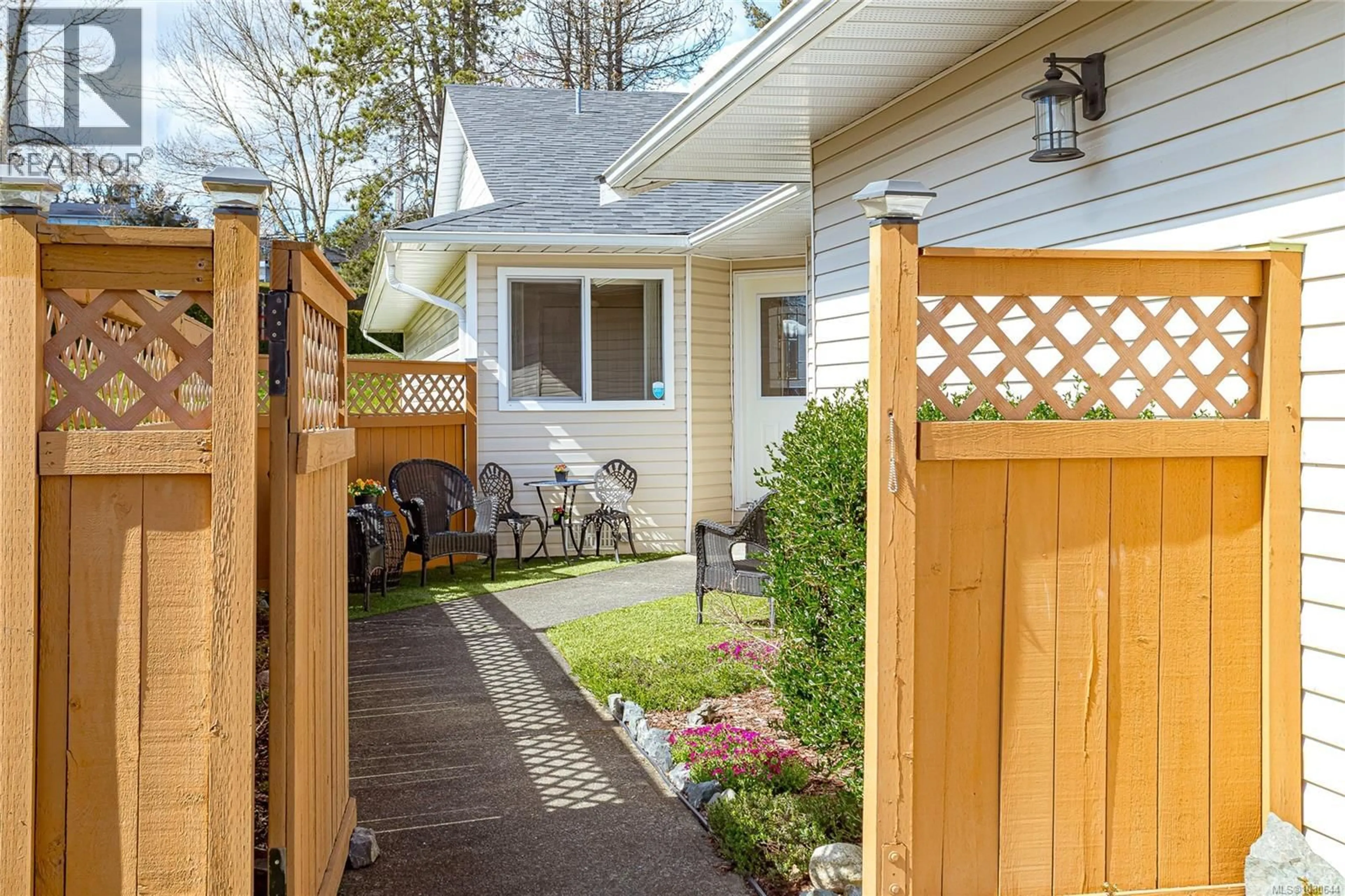 Patio, street for 1 - 4125 INTERURBAN ROAD, Saanich British Columbia V8Z4W6