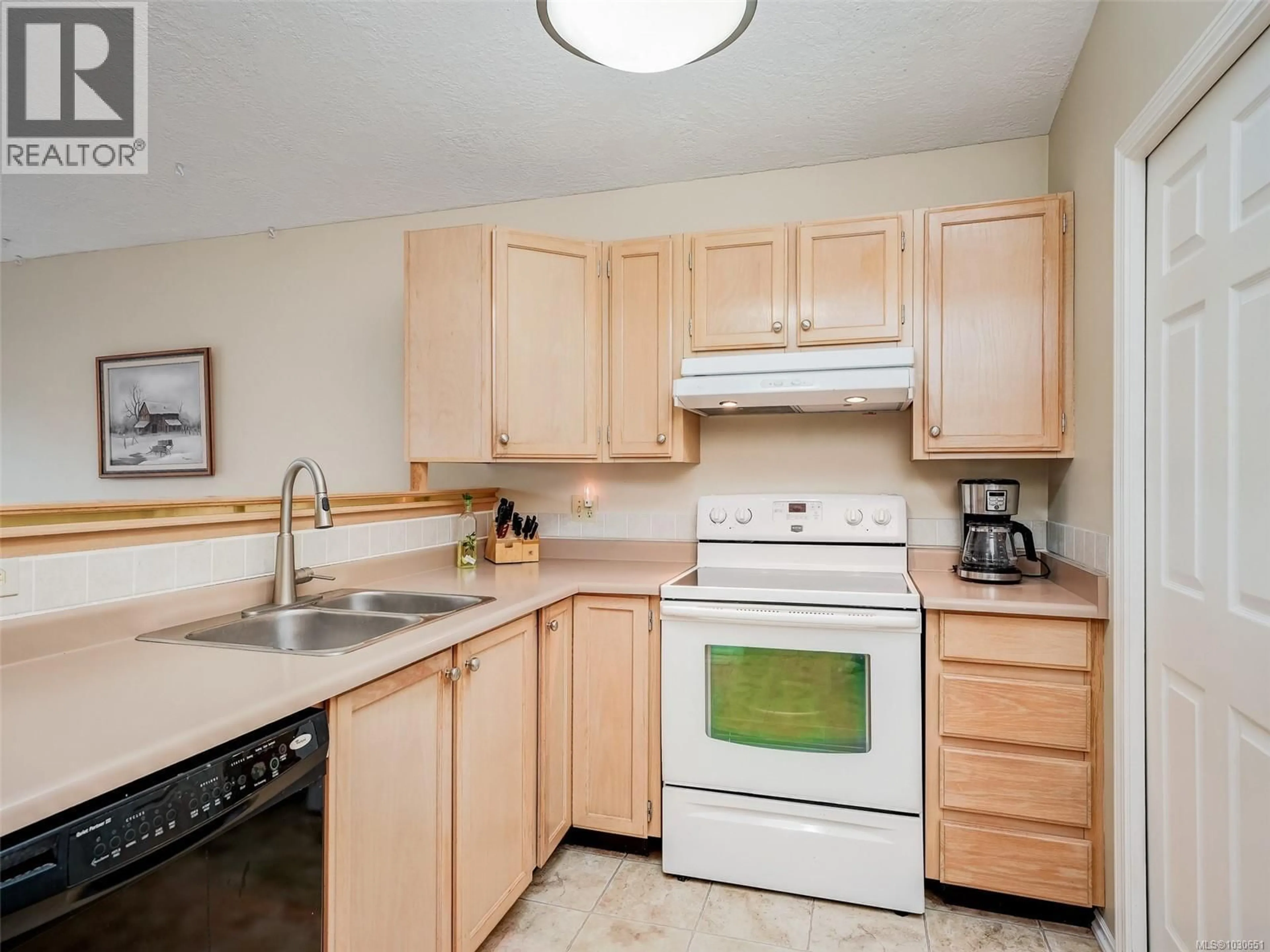 Standard kitchen, unknown for 31 - 901 KENTWOOD LANE, Saanich British Columbia V8Y2Y7