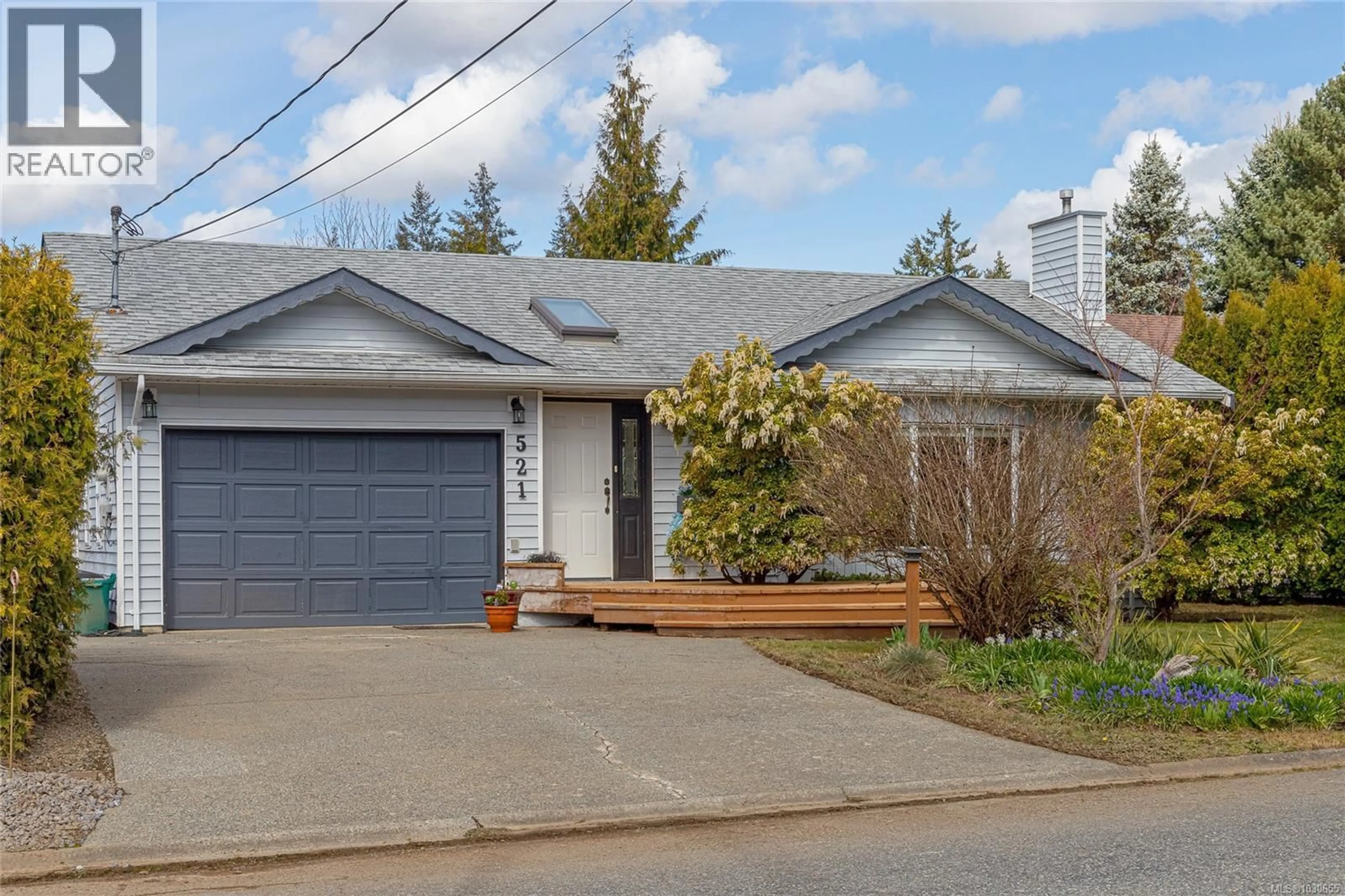 Home with vinyl exterior material, street for 521 WILROSE PLACE, Ladysmith British Columbia V9G1B1
