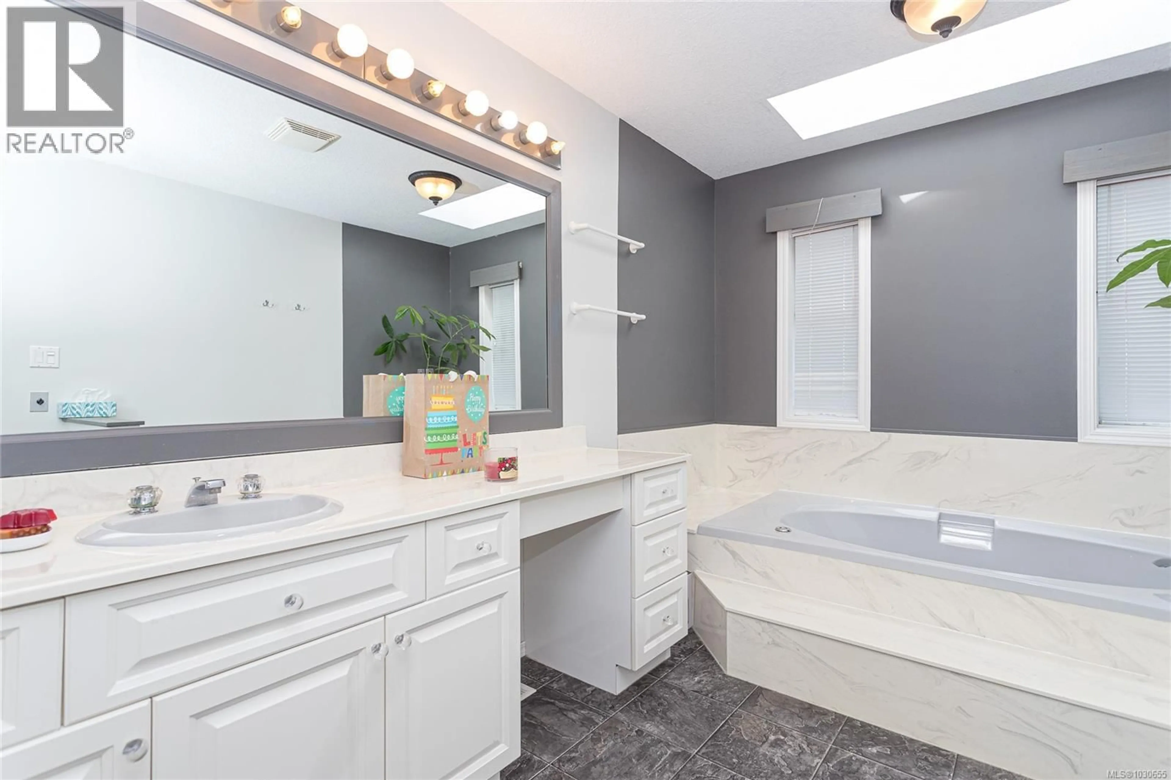 Contemporary bathroom, ceramic/tile floor for 521 WILROSE PLACE, Ladysmith British Columbia V9G1B1