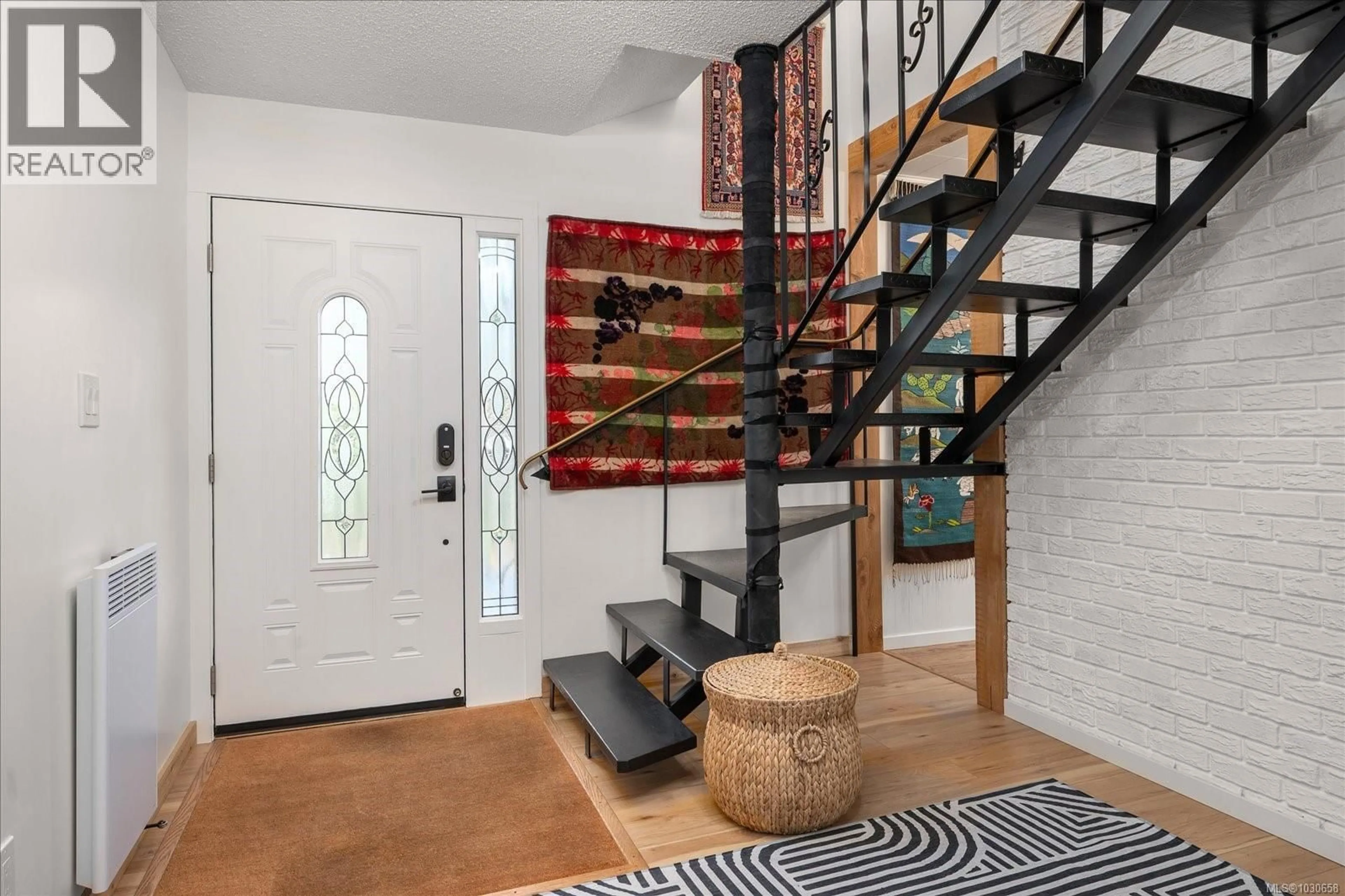 Indoor entryway for 11041 CHEMAINUS ROAD, Saltair British Columbia V9G1Z2