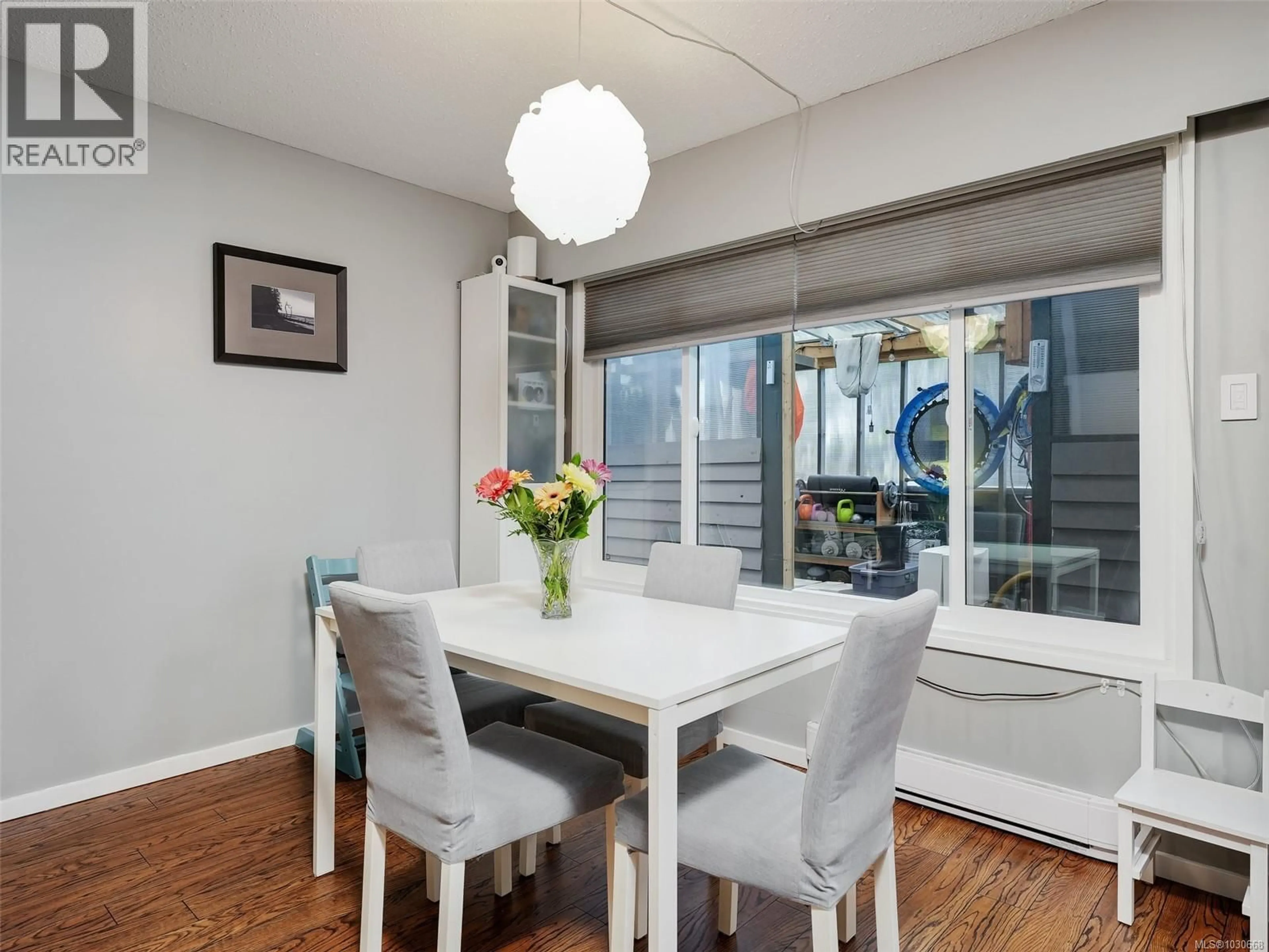Dining room, wood/laminate floor for 1119 WYCHBURY AVENUE, Esquimalt British Columbia V9A5K9