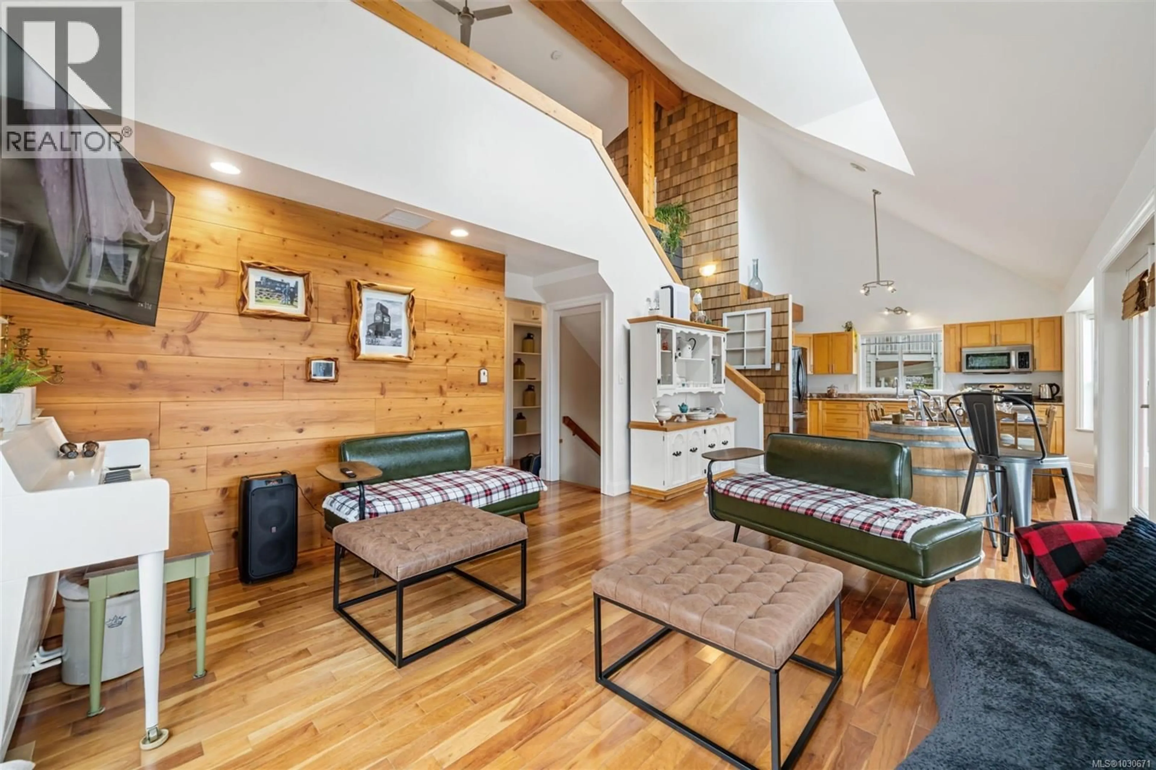 Living room with furniture, wood/laminate floor for 279 CASTLEY HEIGHTS, Lake Cowichan British Columbia V0R2G0