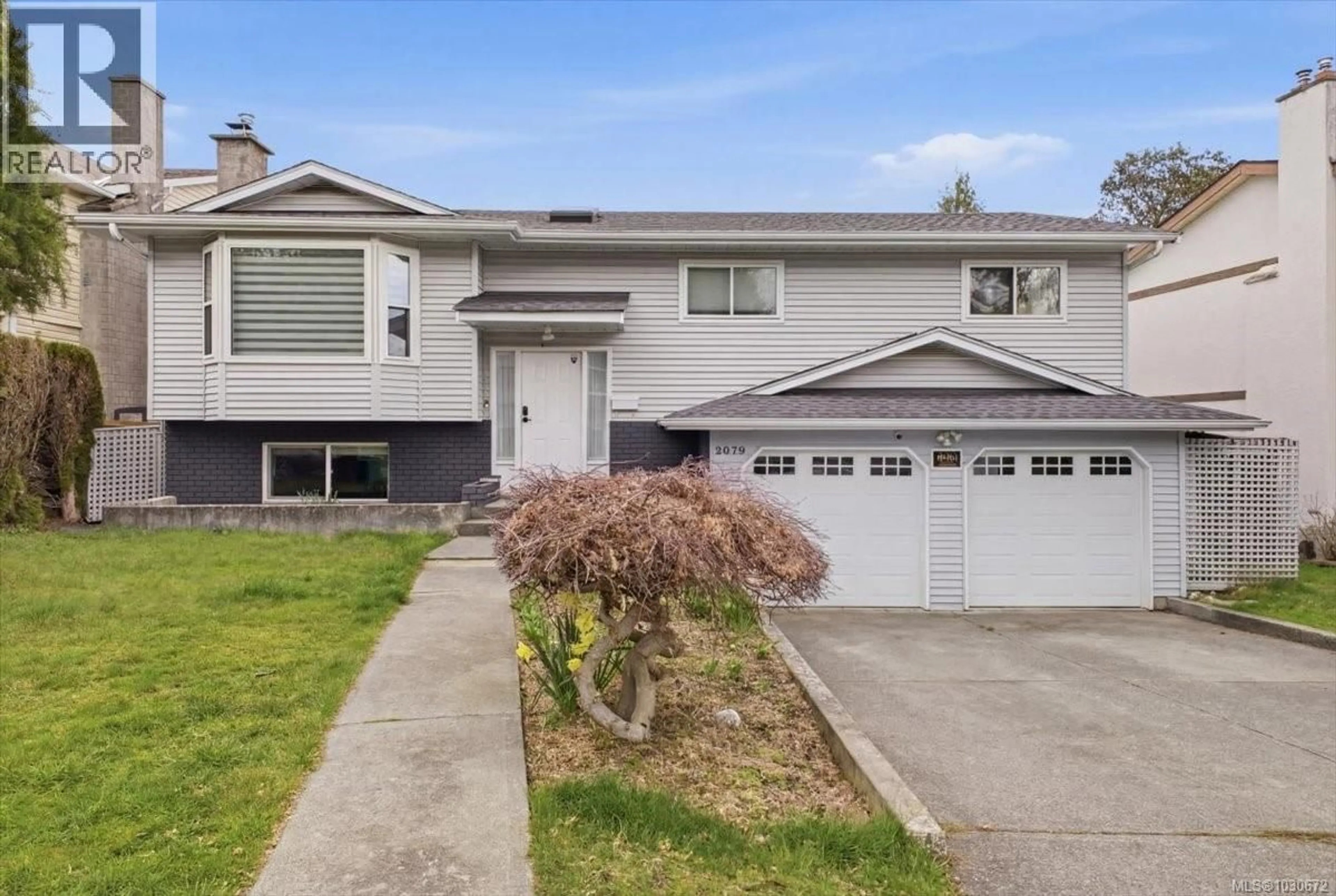 Home with vinyl exterior material, street for 2079 BAY STREET, Nanaimo British Columbia V9T4V6