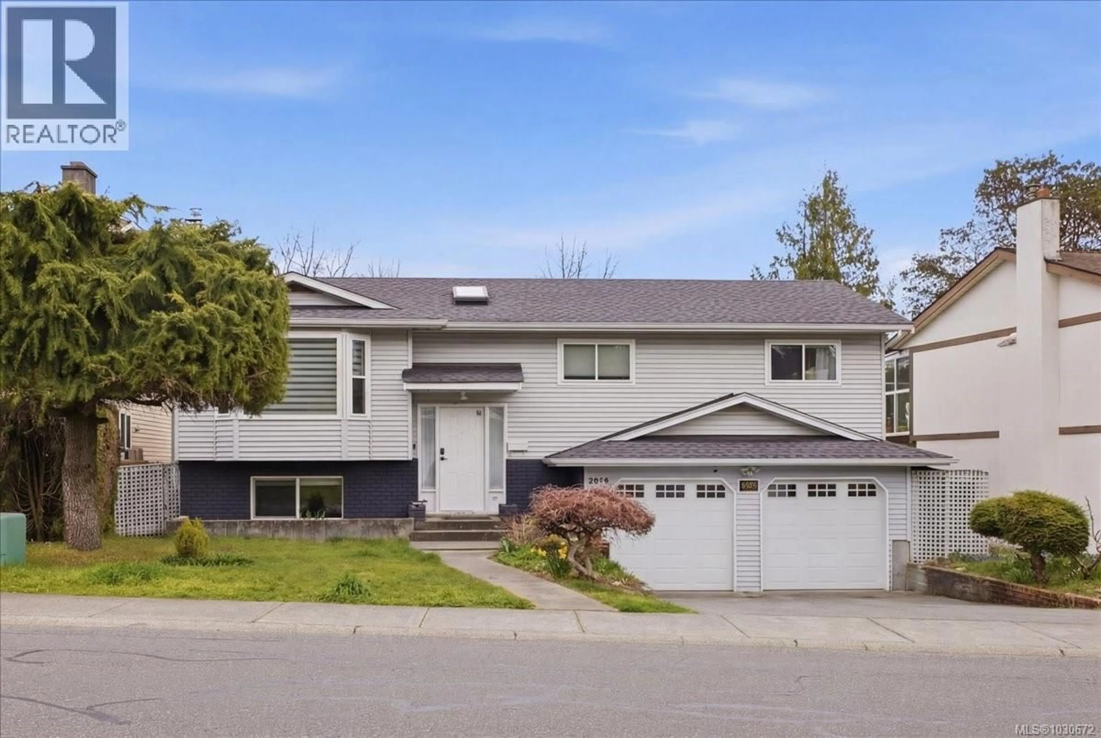 Home with vinyl exterior material, street for 2079 BAY STREET, Nanaimo British Columbia V9T4V6