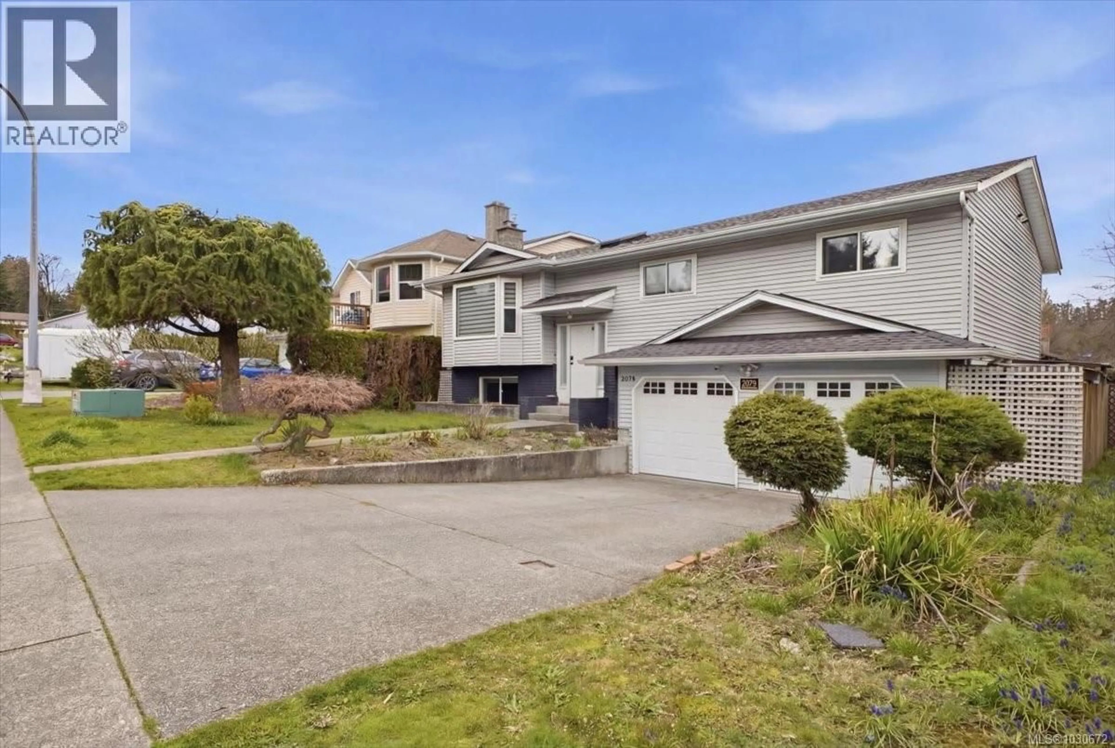 A pic from outside/outdoor area/front of a property/back of a property/a pic from drone, street for 2079 BAY STREET, Nanaimo British Columbia V9T4V6