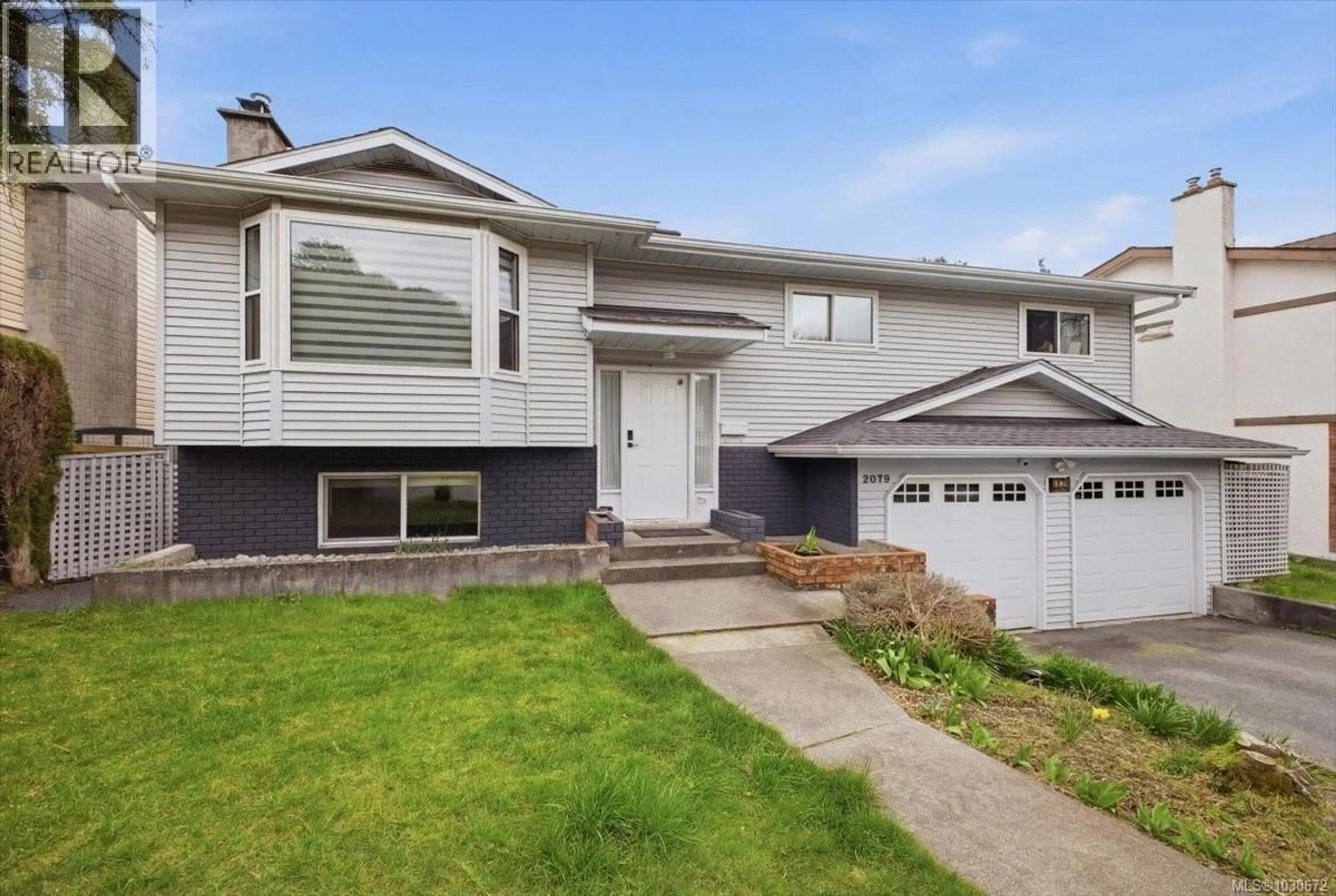 Home with vinyl exterior material, street for 2079 BAY STREET, Nanaimo British Columbia V9T4V6