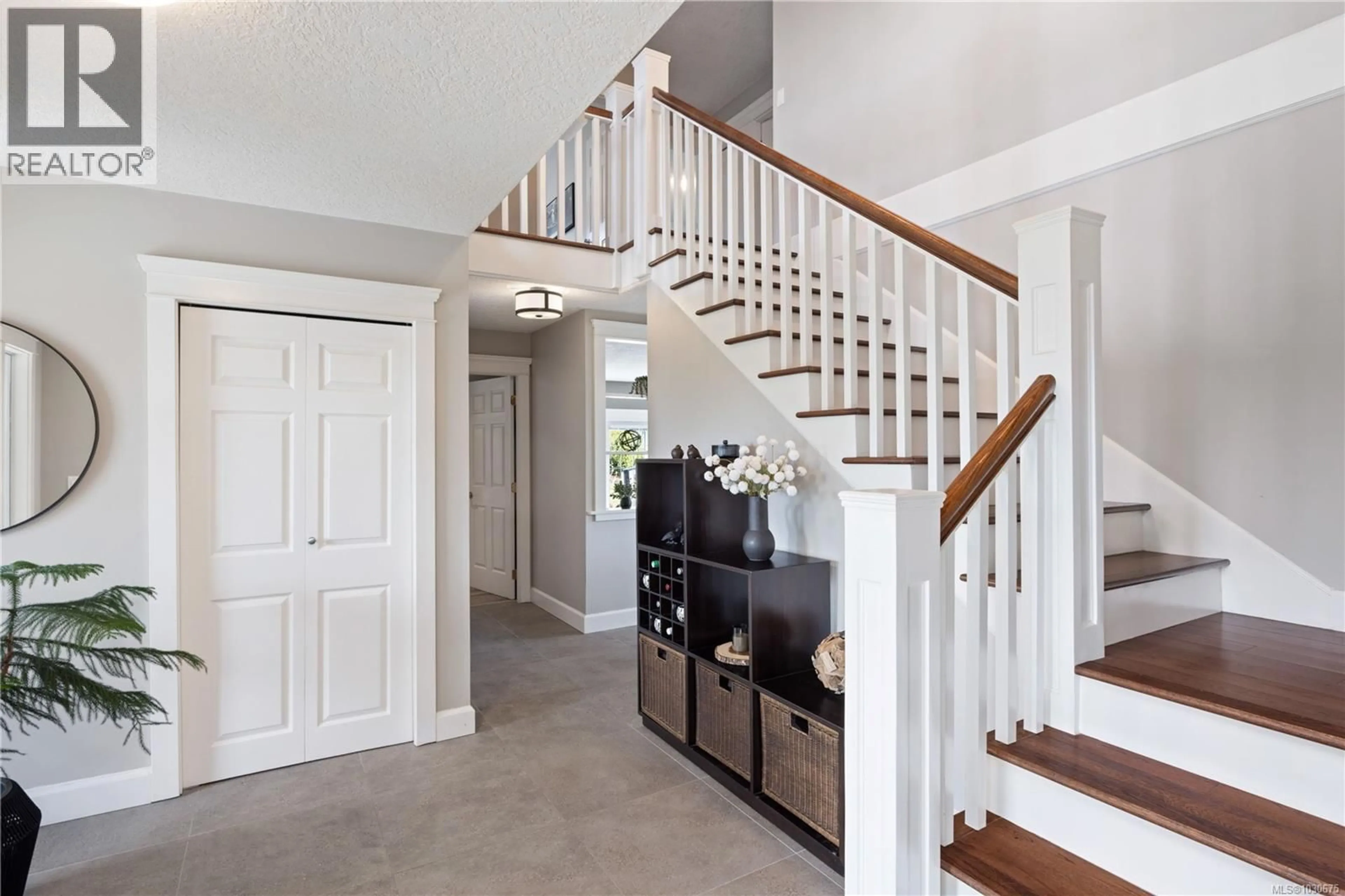 Indoor entryway for 8094 JEWETT PLACE, Central Saanich British Columbia V8M1K1