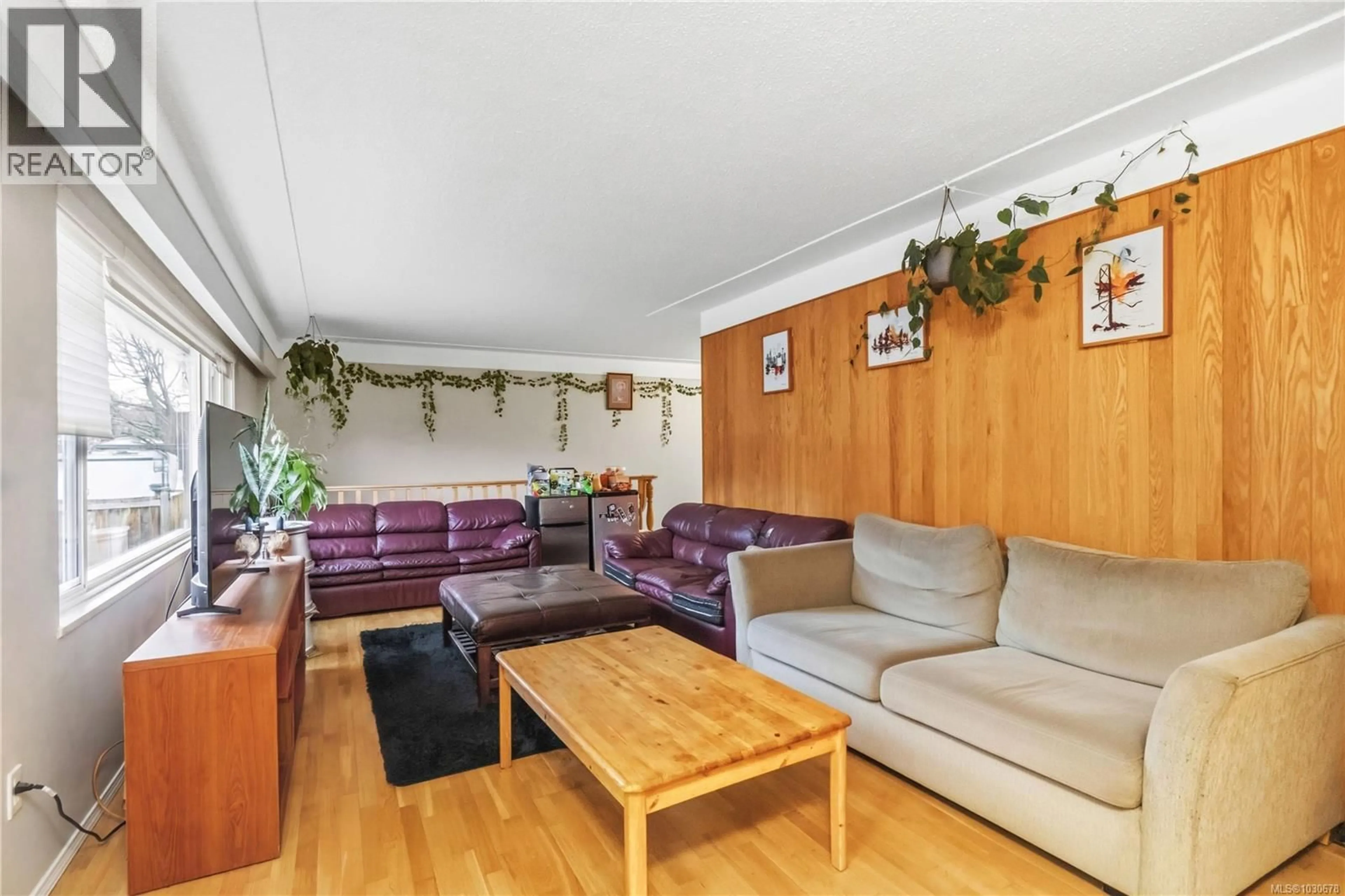 Living room with furniture, wood/laminate floor for 2351 BELLAMY ROAD, Langford British Columbia V9B3M8