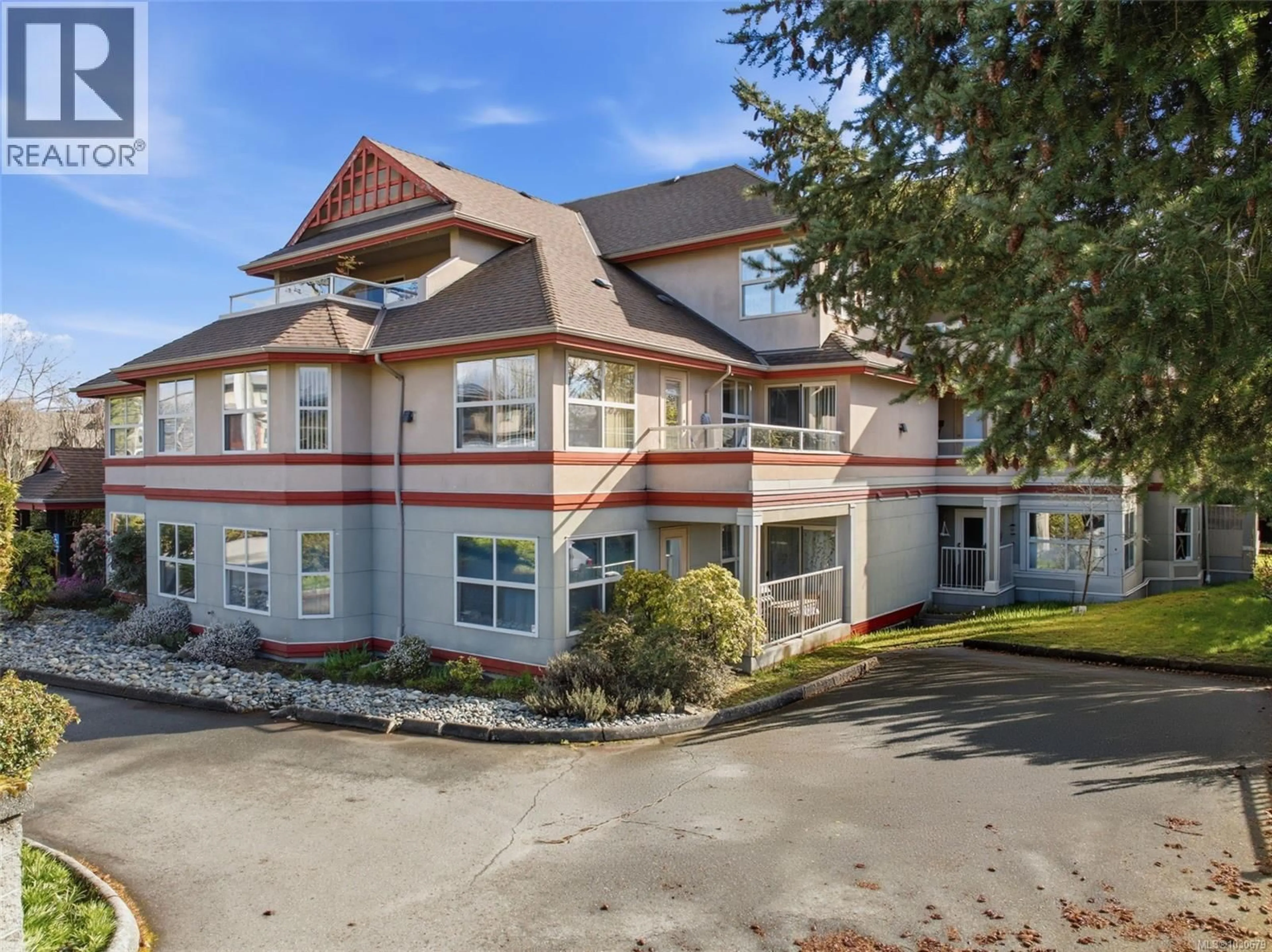 A pic from outside/outdoor area/front of a property/back of a property/a pic from drone, building for 306 - 330 BRAE ROAD, Duncan British Columbia V9L3T8