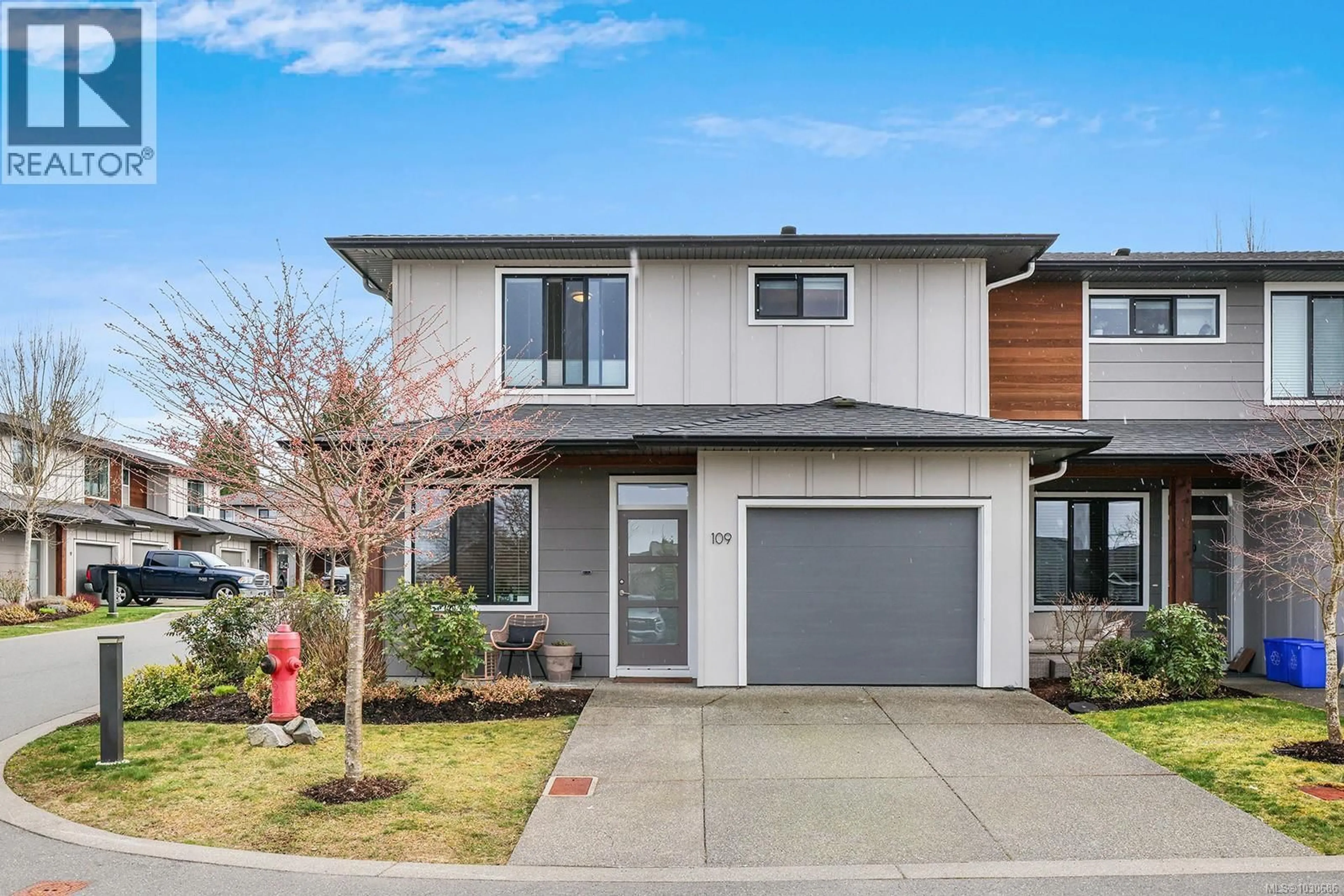 Home with vinyl exterior material, street for 109 - 2607 KENDAL AVENUE, Cumberland British Columbia V0R1S0