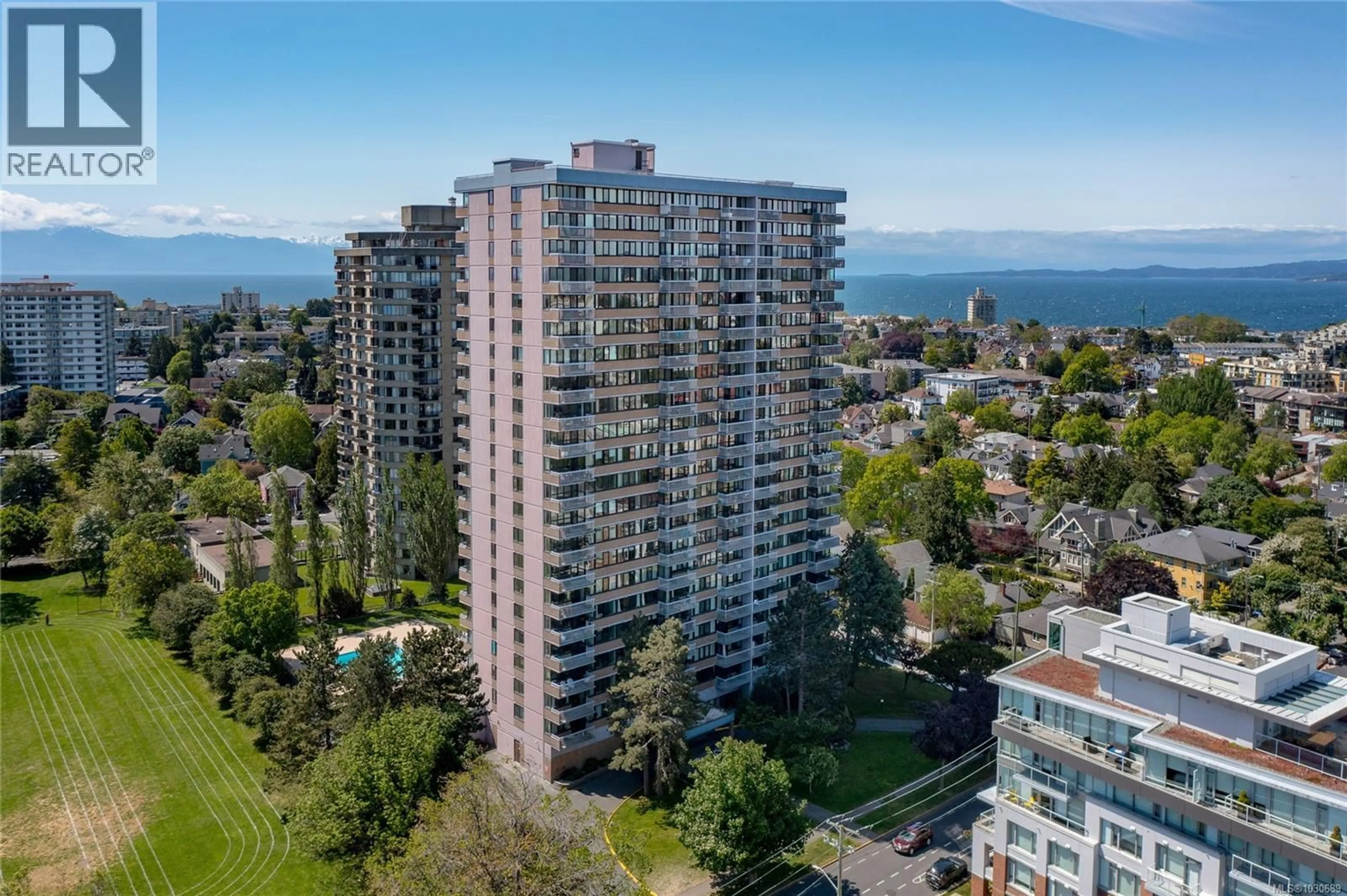 A pic from outside/outdoor area/front of a property/back of a property/a pic from drone, city buildings view from balcony for 2210 - 647 MICHIGAN STREET, Victoria British Columbia V8V1S9