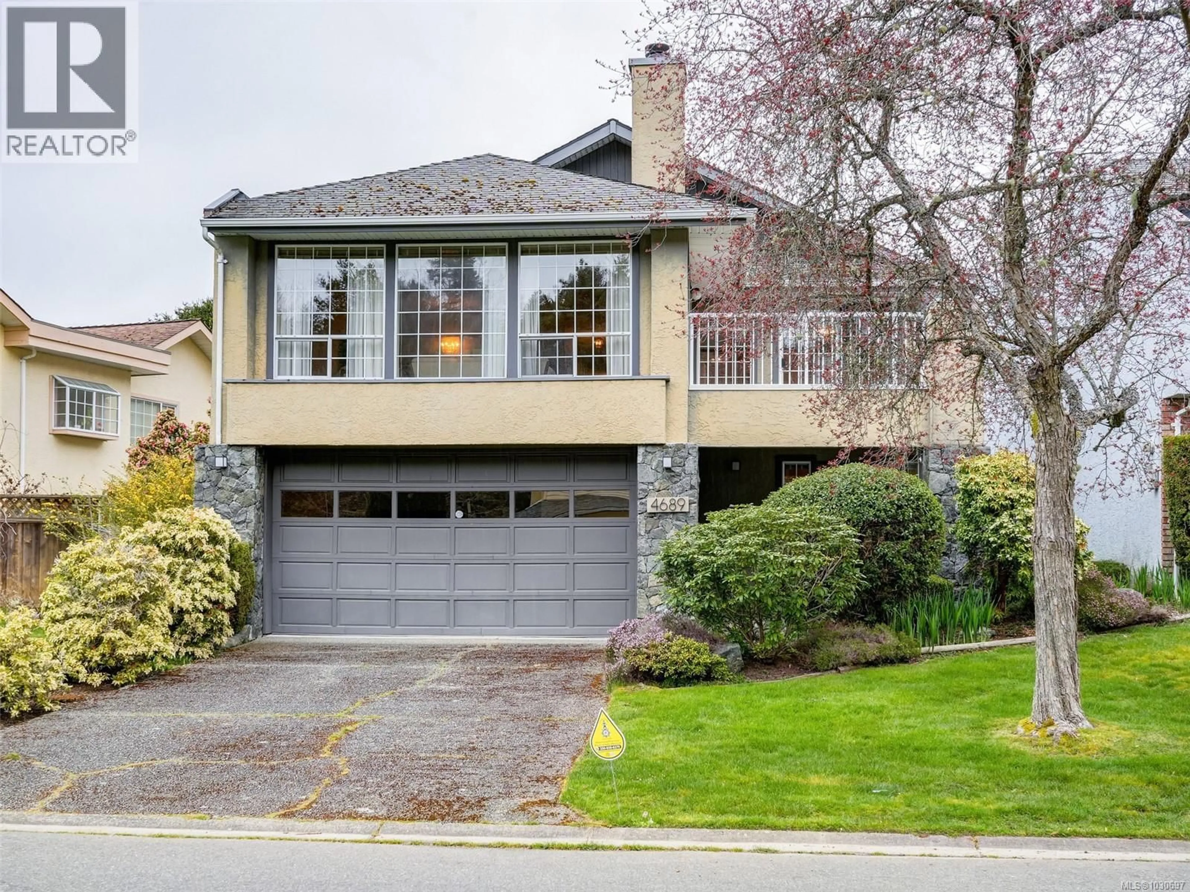 Home with vinyl exterior material, street for 4689 SCOTTSWOOD PLACE, Saanich British Columbia V9Y2Y1