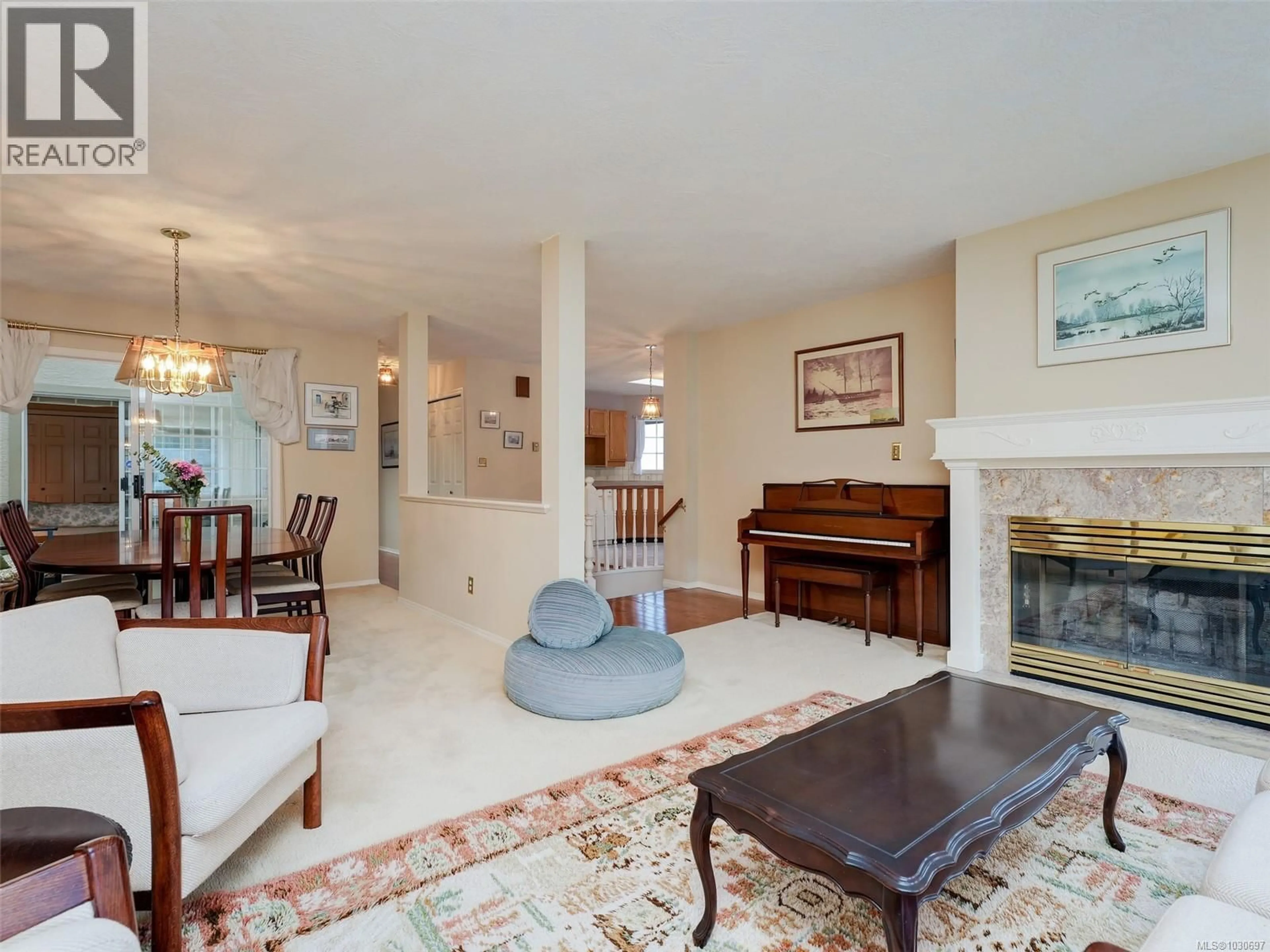 Living room with furniture, unknown for 4689 SCOTTSWOOD PLACE, Saanich British Columbia V9Y2Y1