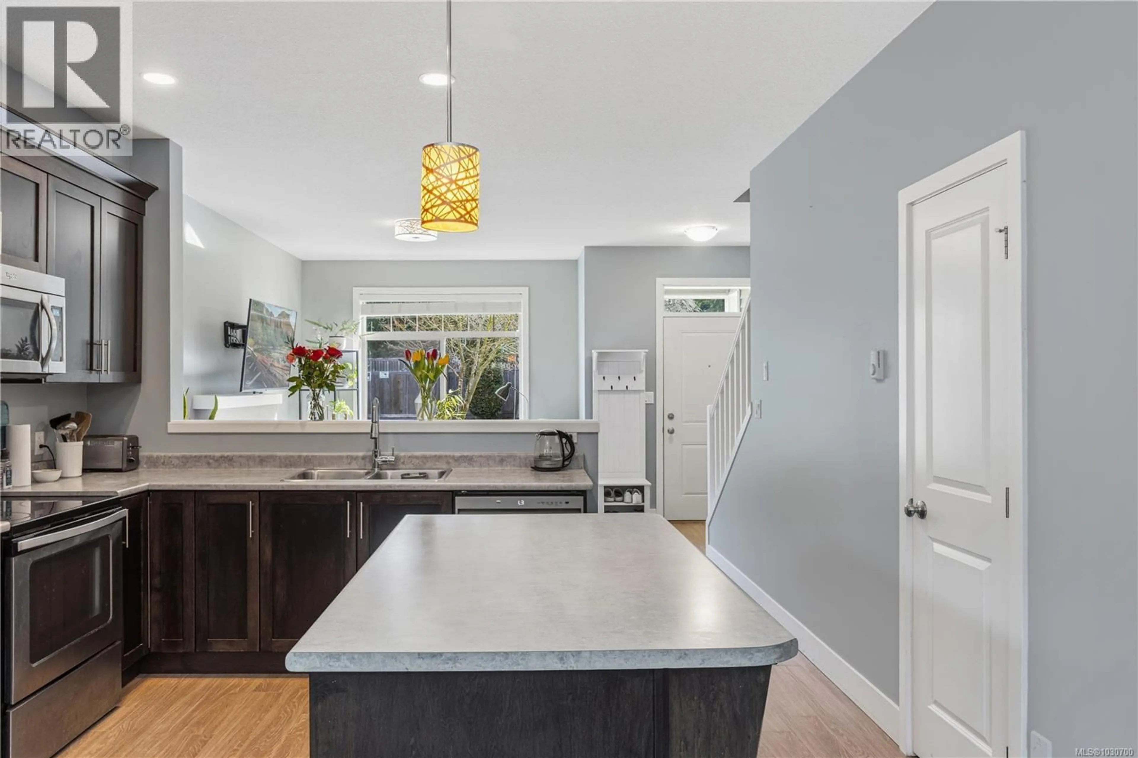 Open concept kitchen, unknown for 2446 YORK CRESCENT, Nanaimo British Columbia V9T4N6